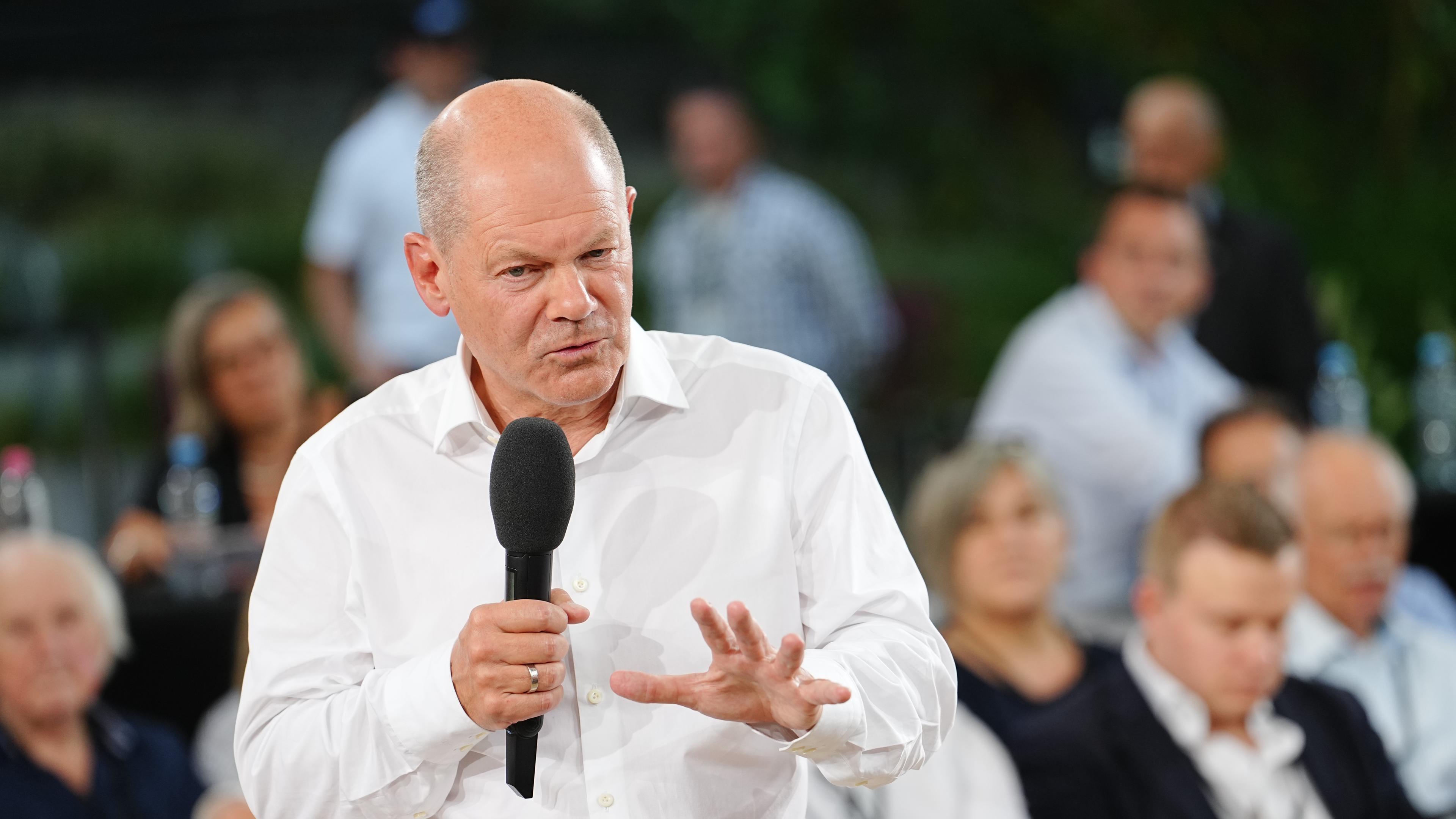 Kanzler Olaf Scholz (SDP) beim Bürgerdialog in Berlin