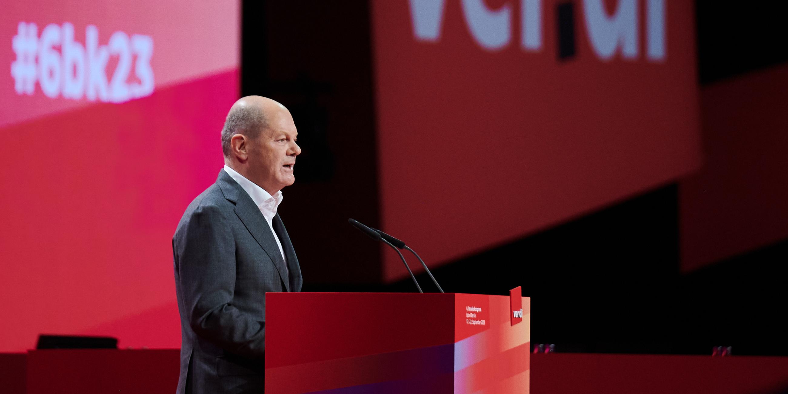 Kanzler Scholz bei seiner Rede beim Verdi-Bundeskongress.