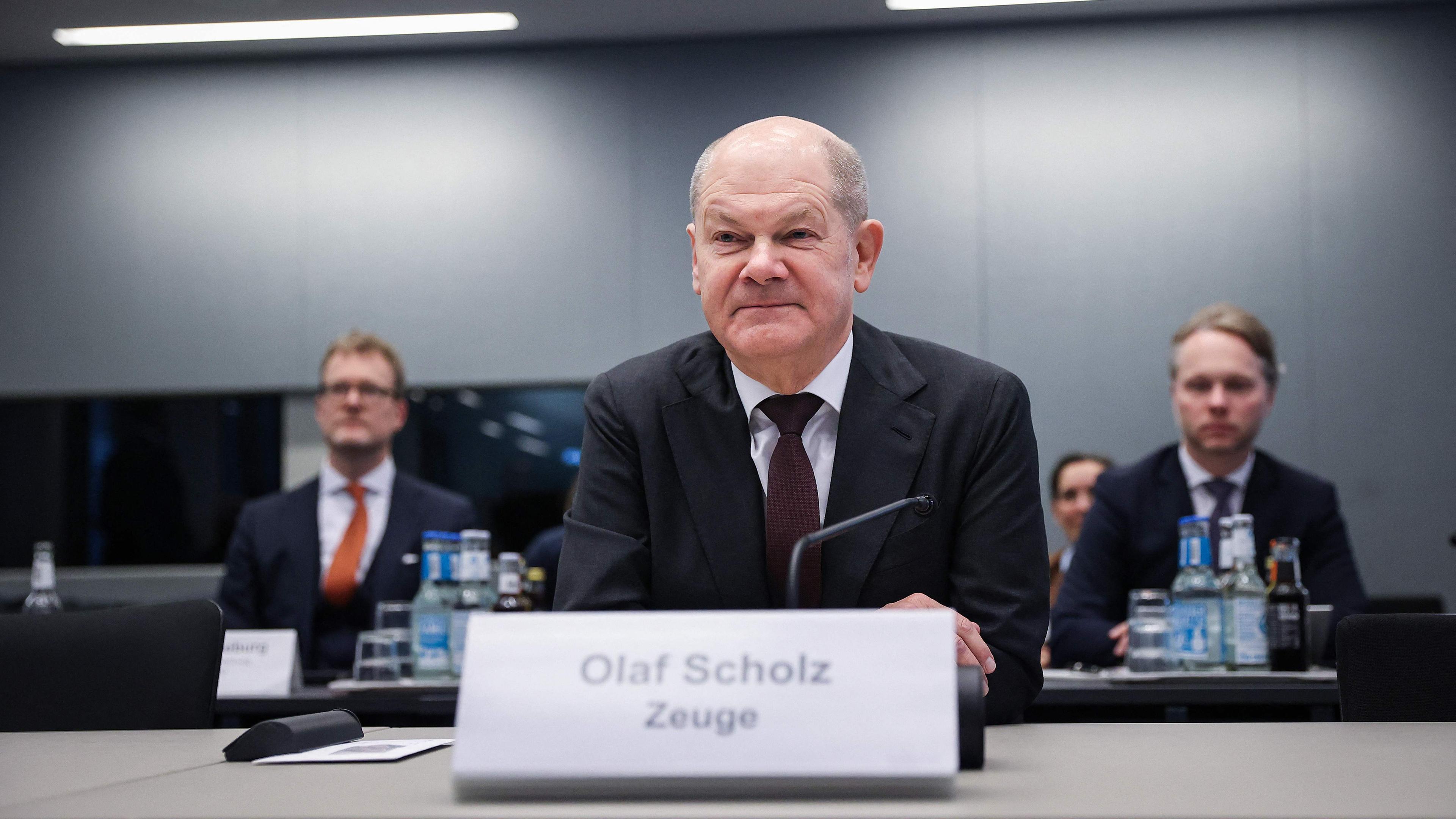 Olaf Scholz bei einem Untersuchungsausschuss zum Cum Ex Skandal - Er staart böse über die Kamera hinweg