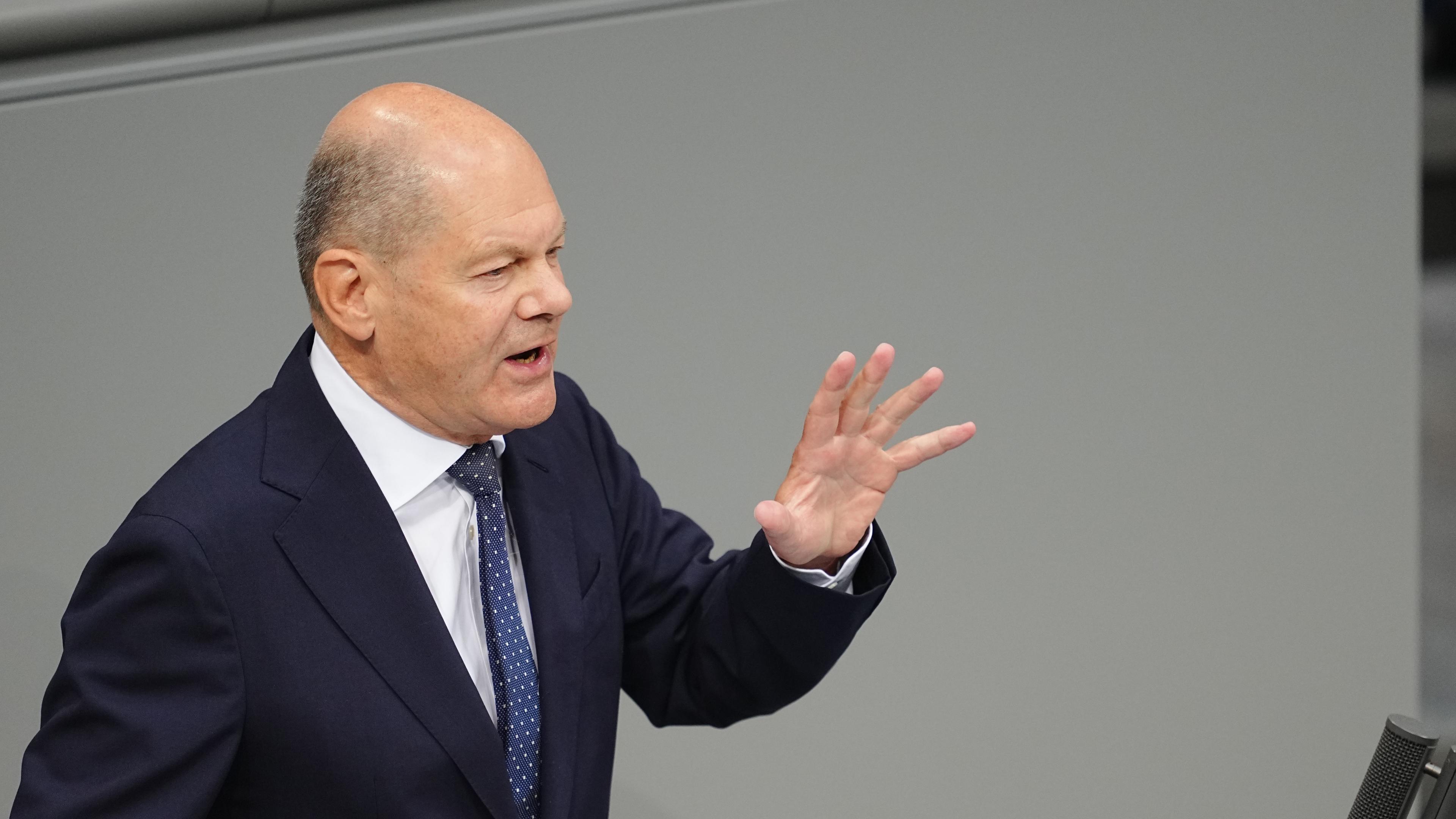 Bundeskanzler Olaf Scholz spricht in der Generaldebatte um den Haushalt 2025.