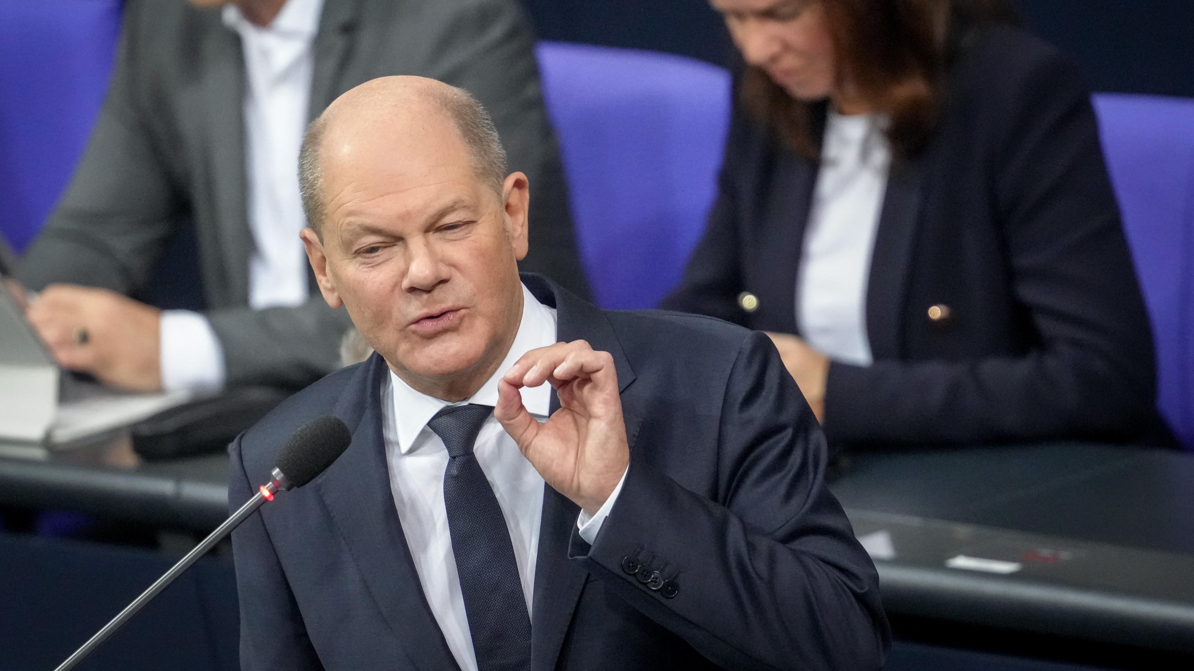 04.12.2024, Berlin: Bundeskanzler Olaf Scholz (SPD), nimmt an der Befragung der Bundesregierung im Plenarsaal im Bundestag teil.