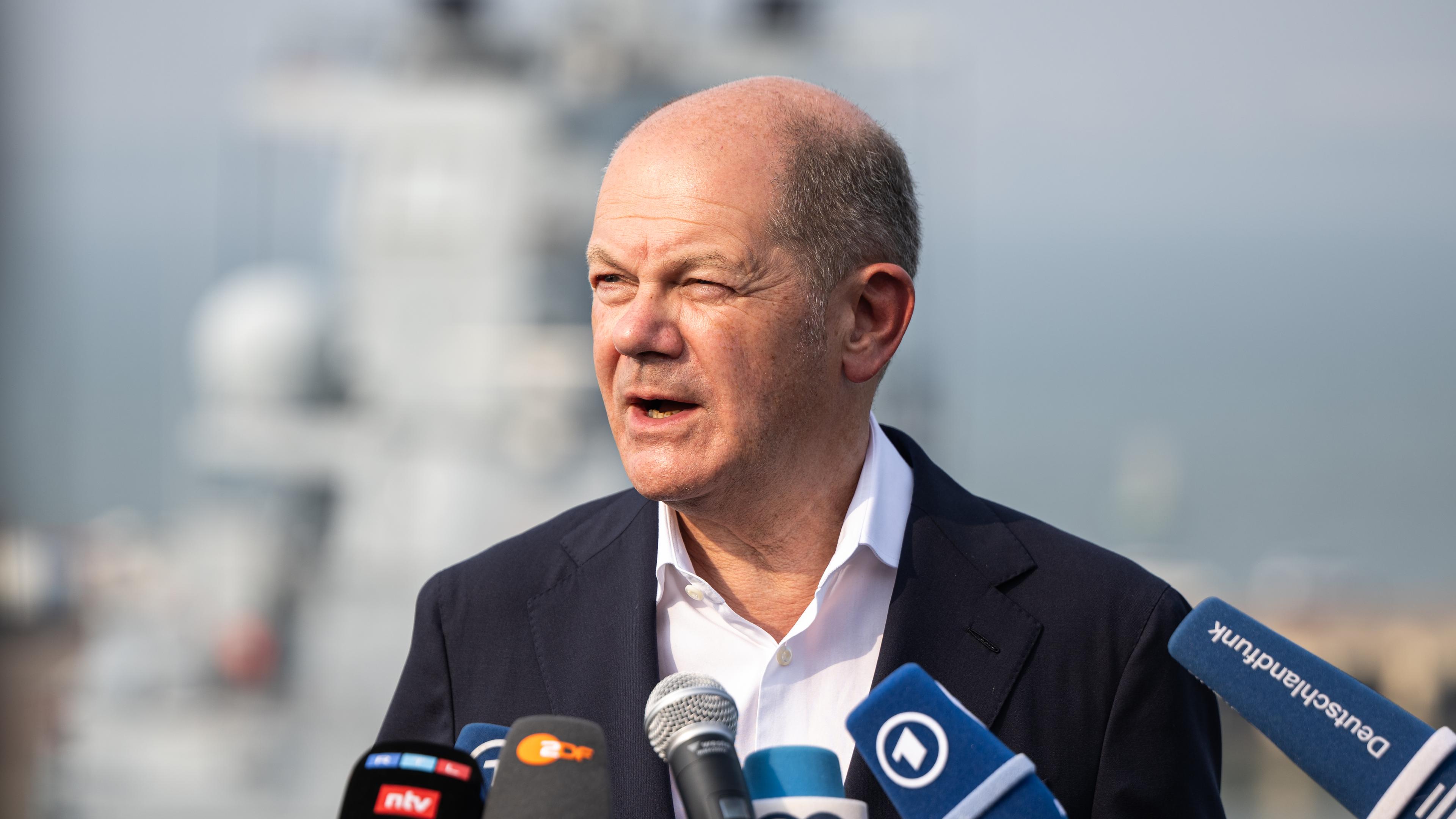 Olaf Scholz (SPD), Bundeskanzler, spricht auf einer Pressekonferenz an Bord des Einsatzgruppenversorger «Frankfurt am Main».