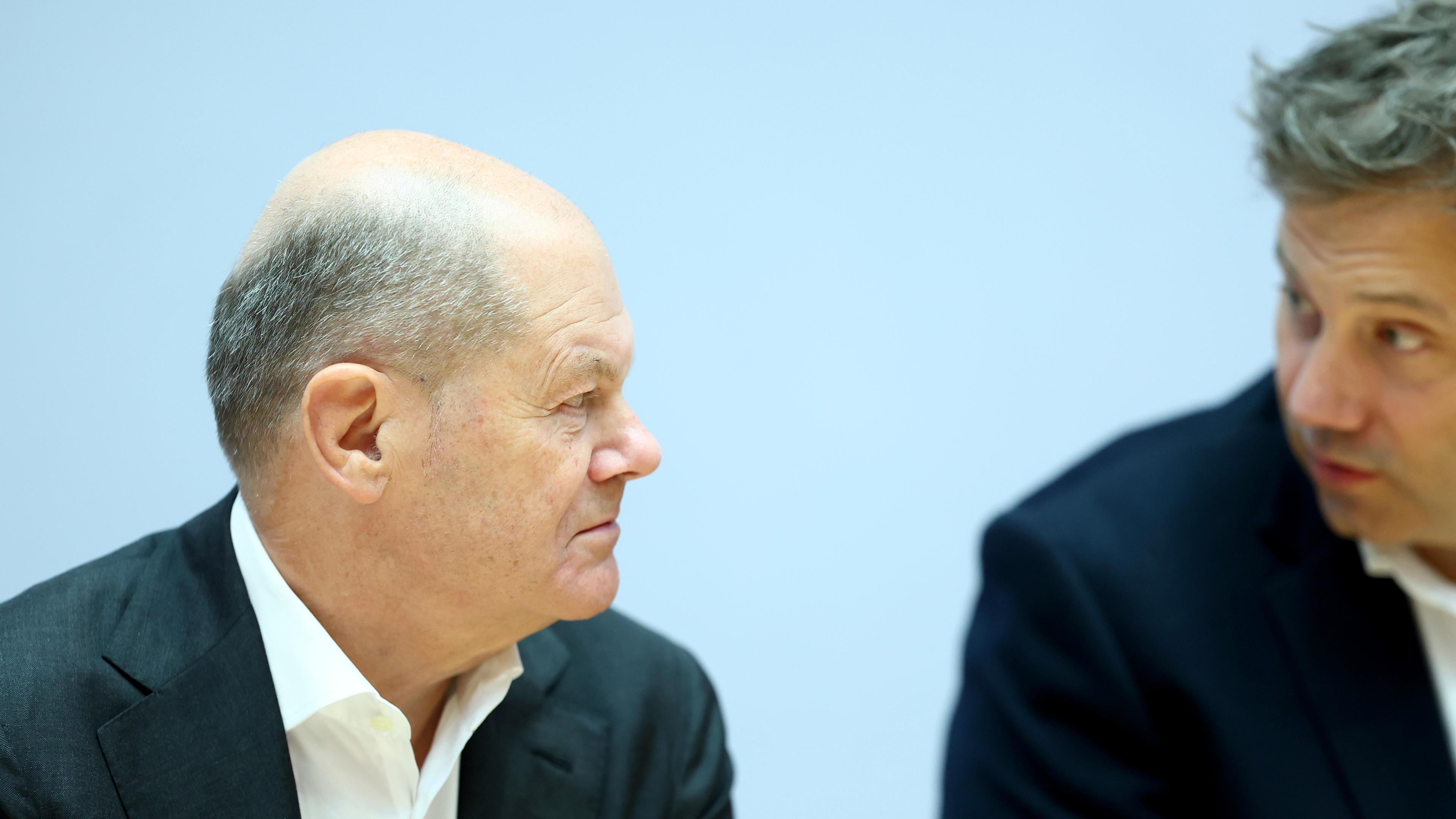 Bundeskanzler Olaf Scholz und SPD-Chef Lars Klingbeil bei einer Vorstandssitzung in Berlin.