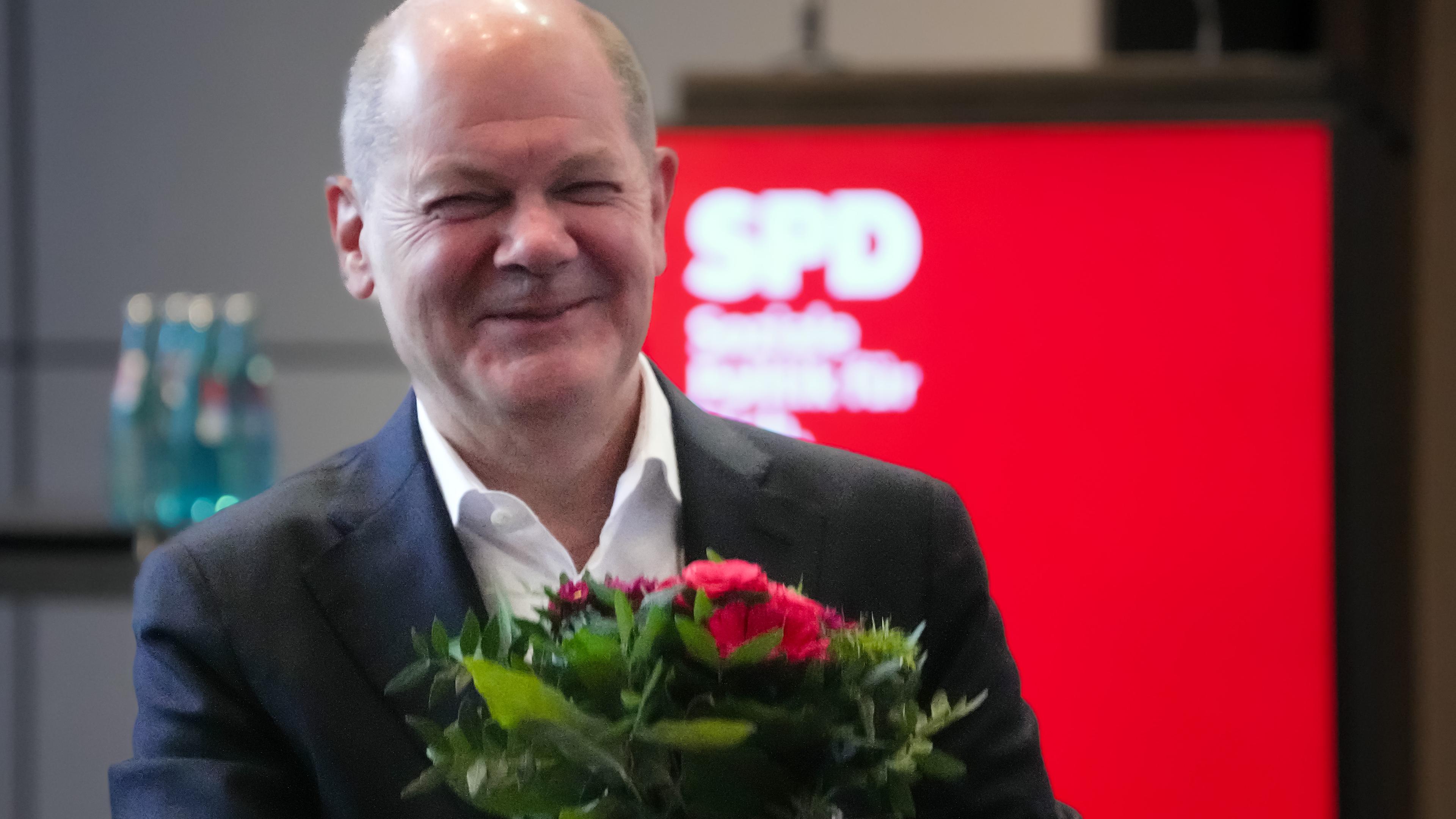 Landesvertreterversammlung der Brandenburger SPD - Scholz mit Blumen