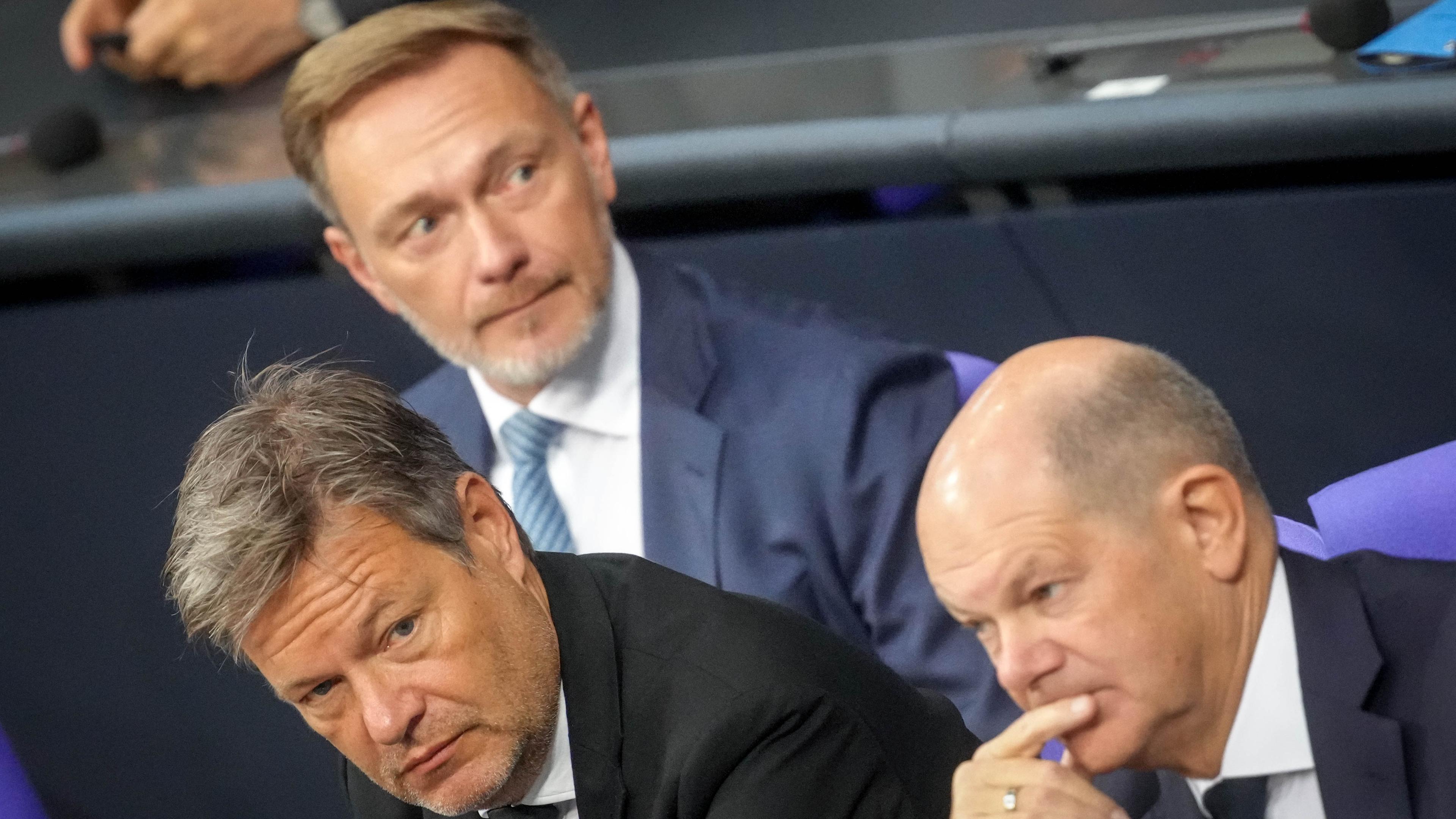 Olaf Scholz, Christian Lindner und Robert Habeck im Bundestag