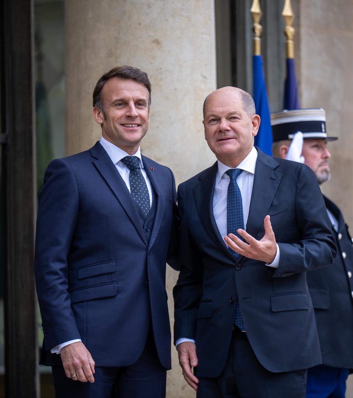 Kanzler Olaf Scholz (r.) mit Emmanuel Macron vor dem Elysee-Palast in Paris