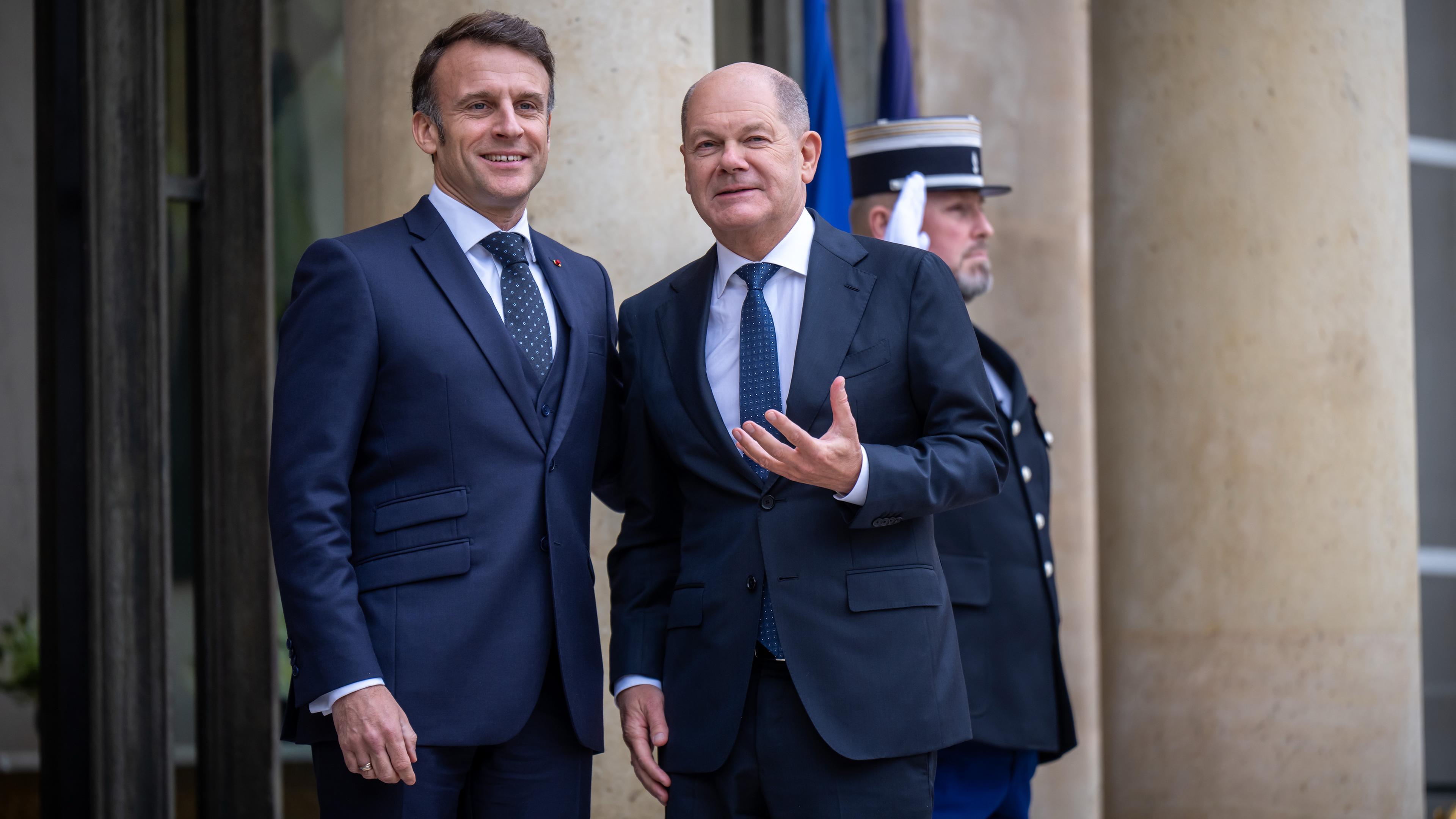 Kanzler Olaf Scholz (r.) mit Emmanuel Macron vor dem Elysee-Palast in Paris