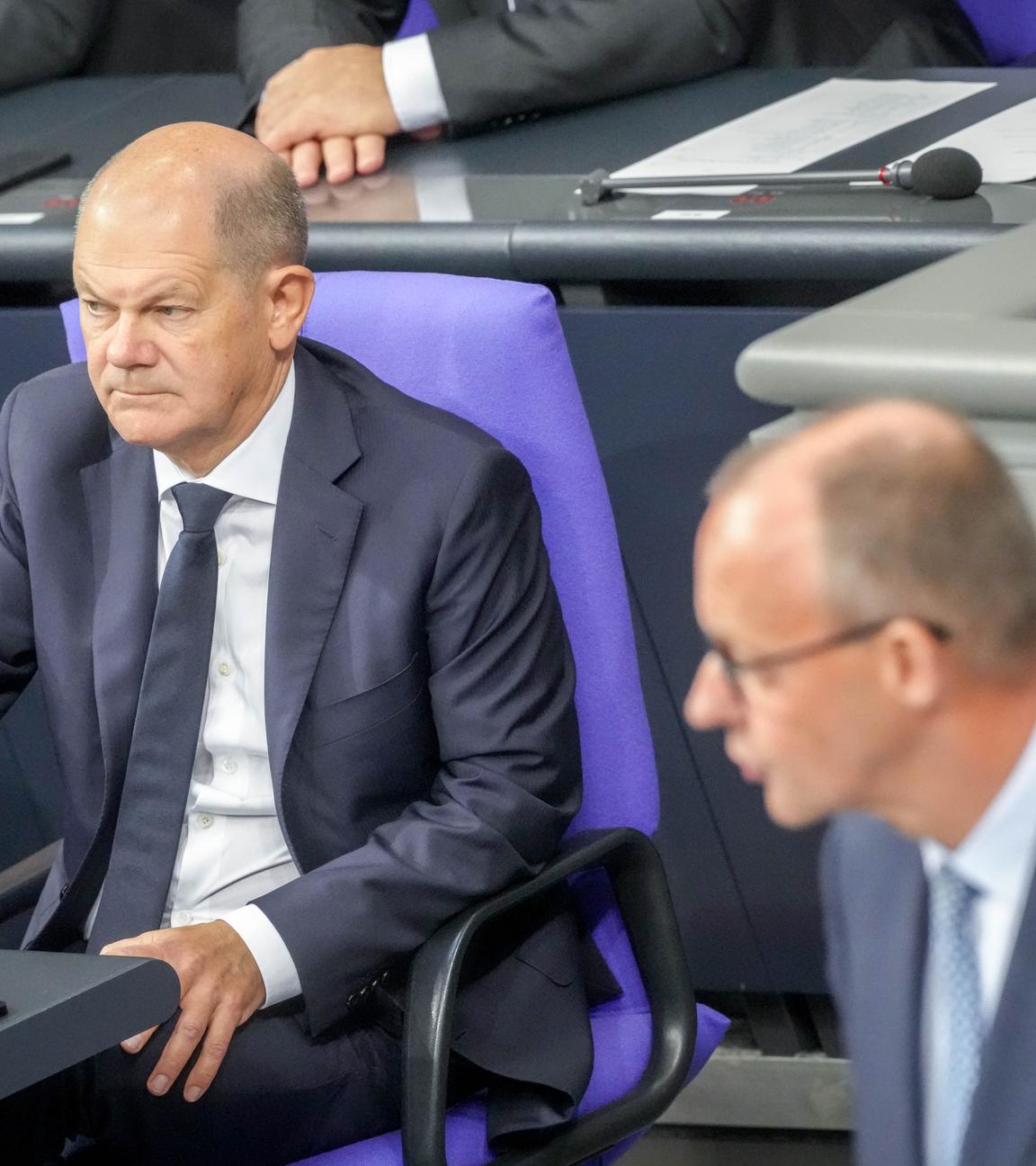 Friedrich Merz (r), CDU-Bundesvorsitzender und Unionsfraktionsvorsitzender, spricht im Bundestag vor Bundeskanzler Olaf Scholz (SPD)