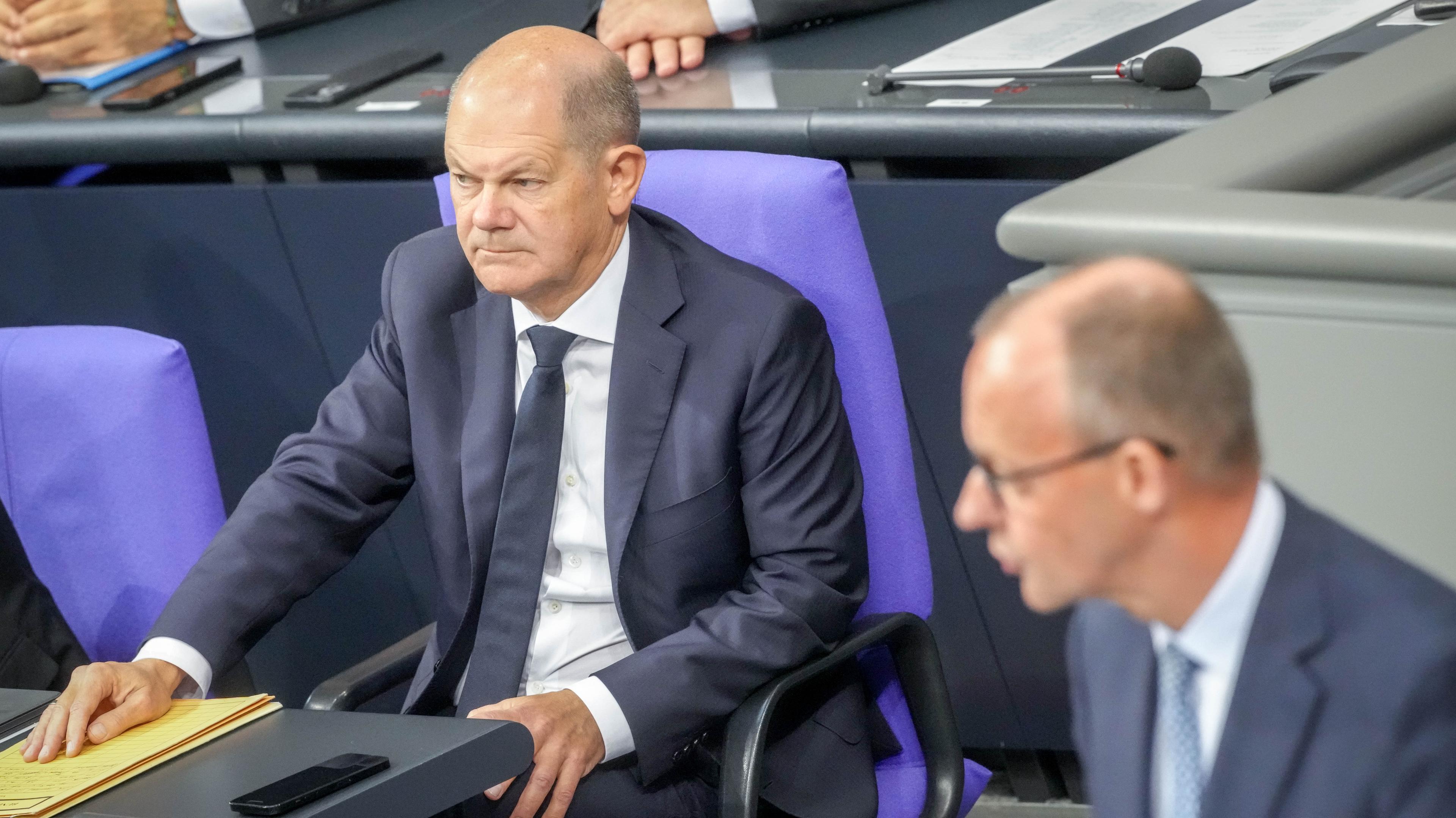 Friedrich Merz (r), CDU-Bundesvorsitzender und Unionsfraktionsvorsitzender, spricht im Bundestag vor Bundeskanzler Olaf Scholz (SPD)