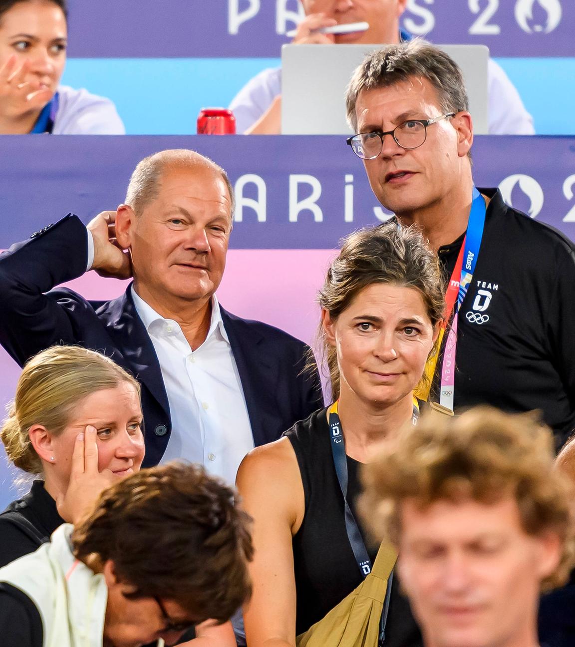 Olympische Sommerspiele Paris 2024, Hockey-Finale Deutschland - Niederlande am 8. August: Bundeskanzler Olaf Scholz neben DOSB-Chef Thomas Weikert auf der Tribüne