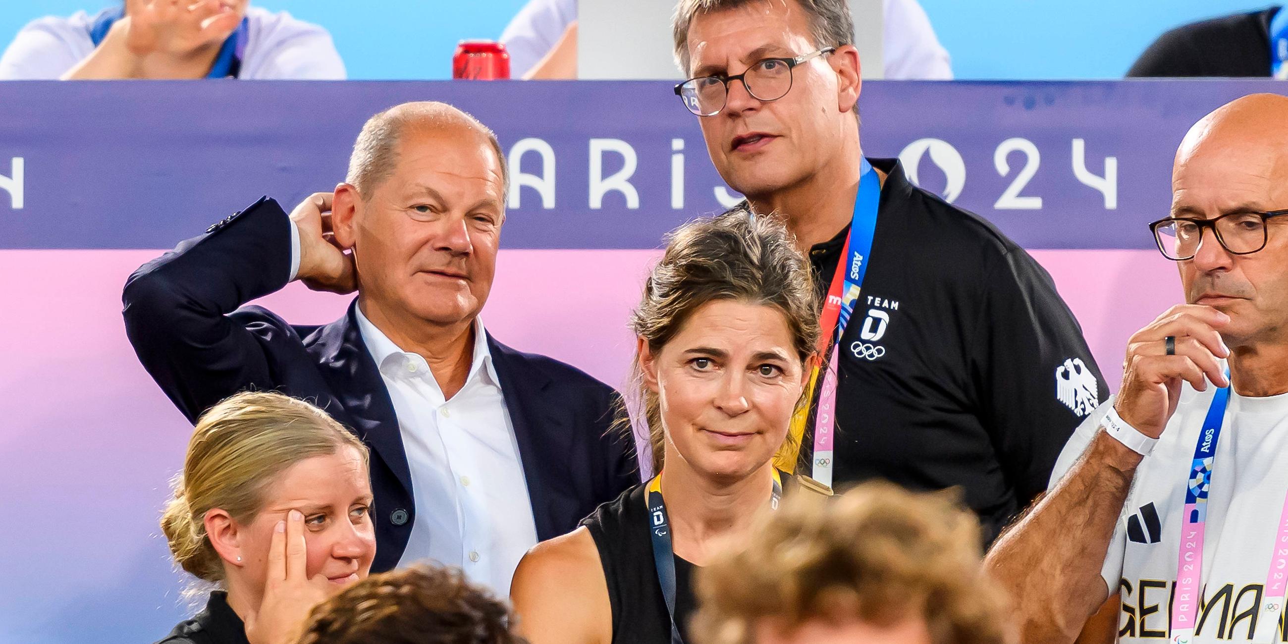 Olympische Sommerspiele Paris 2024, Hockey-Finale Deutschland - Niederlande am 8. August: Bundeskanzler Olaf Scholz neben DOSB-Chef Thomas Weikert auf der Tribüne