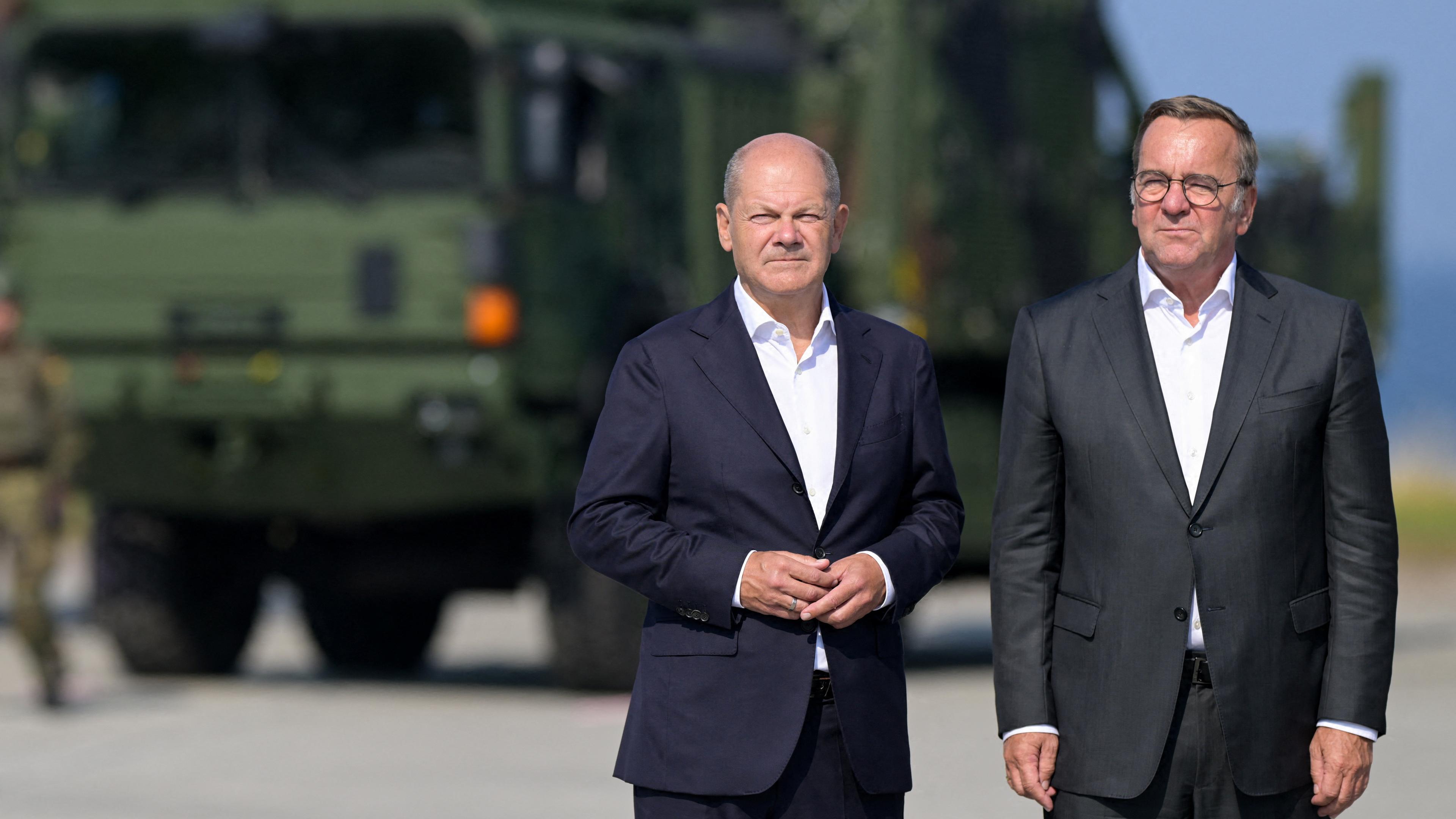 Olaf Scholz und Boris Pistorius bei der Inbetriebnahme des Luftverteidigungssystems IRIS-T SLM in der Bundeswehrkaserne Todendorf in Panker.