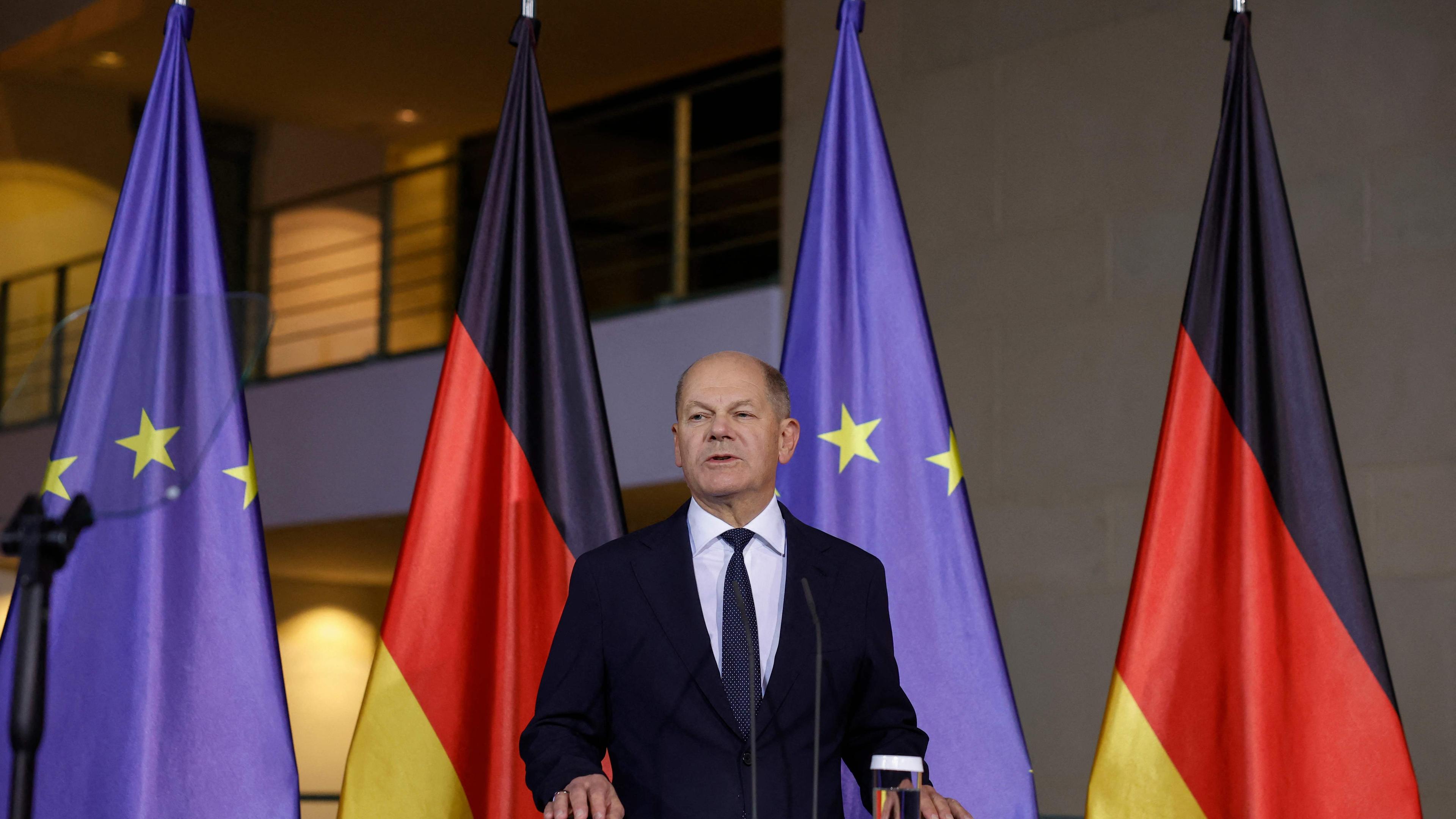 Olaf Scholz Rede nach Entlassung Lindners - er steht auf der Bühne vor der Deutschenfahne