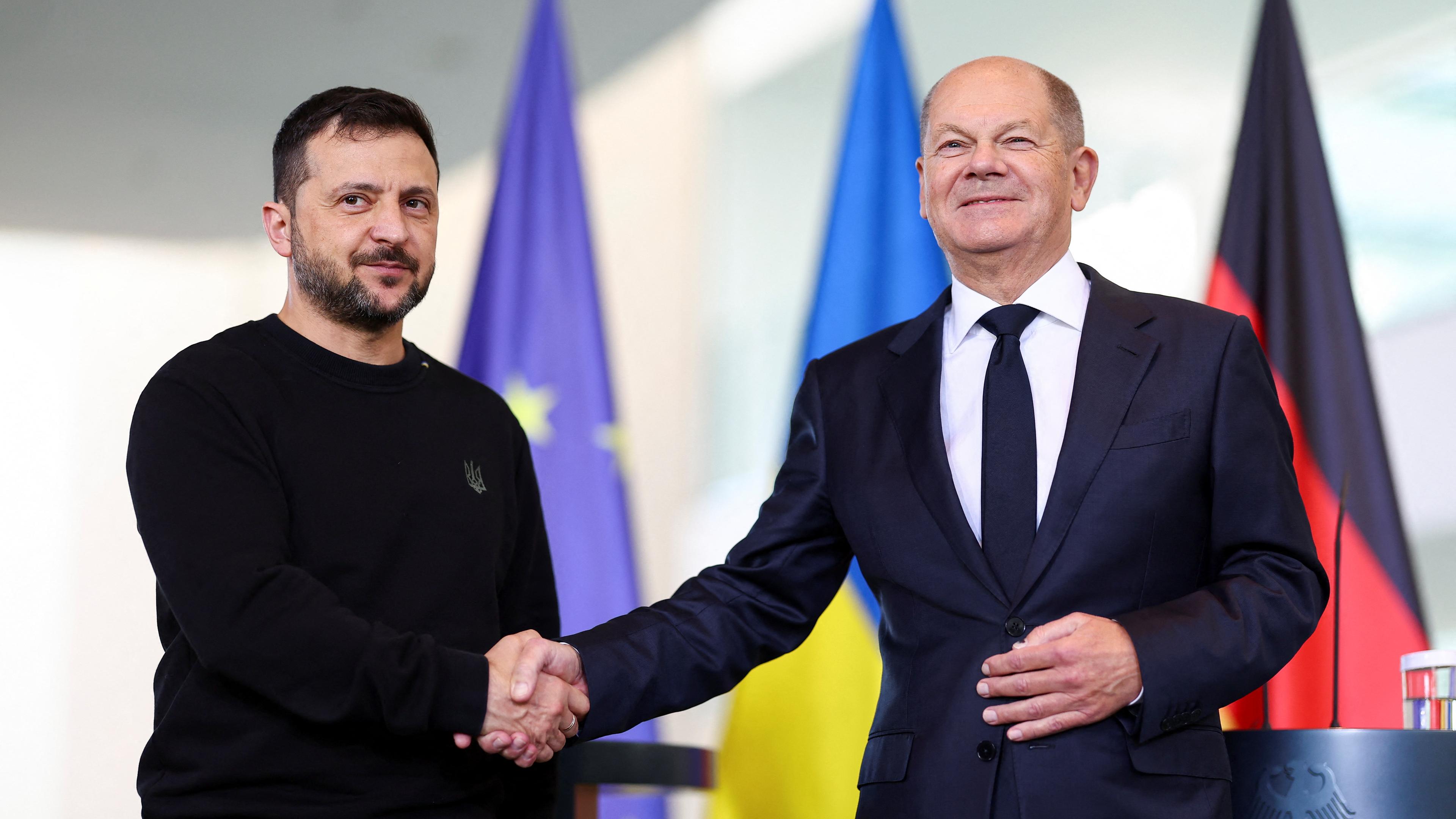 Scholz und Selenskyj bei einer gemeinsamen Pressekonferenz in Berlin