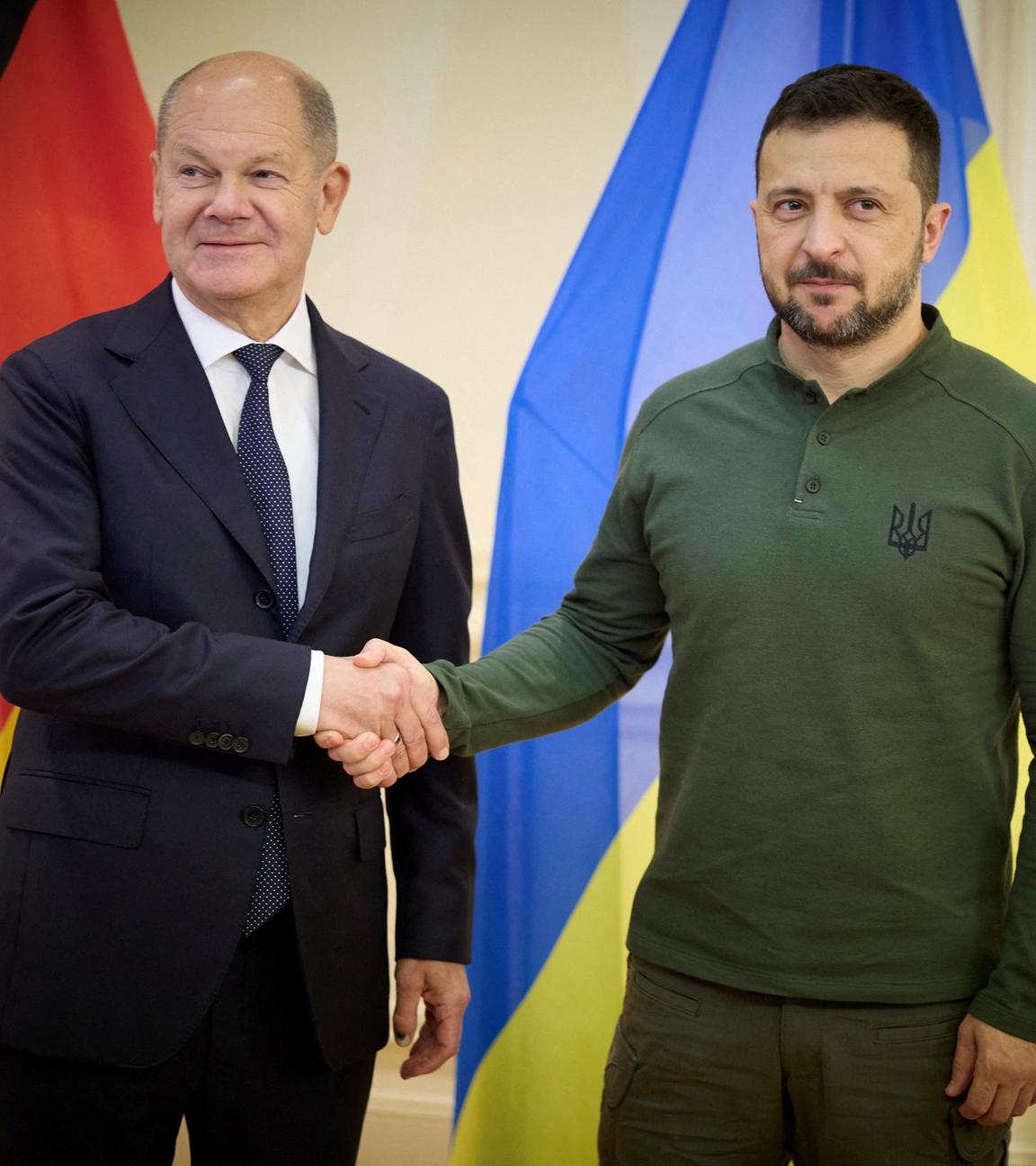 Der ukrainische Präsident Wolodymyr Selenskyj und der deutsche Bundeskanzler Olaf Scholz geben sich vor ihrem Treffen während des Gipfeltreffens der Generalversammlung der Vereinten Nationen in New York City die Hand