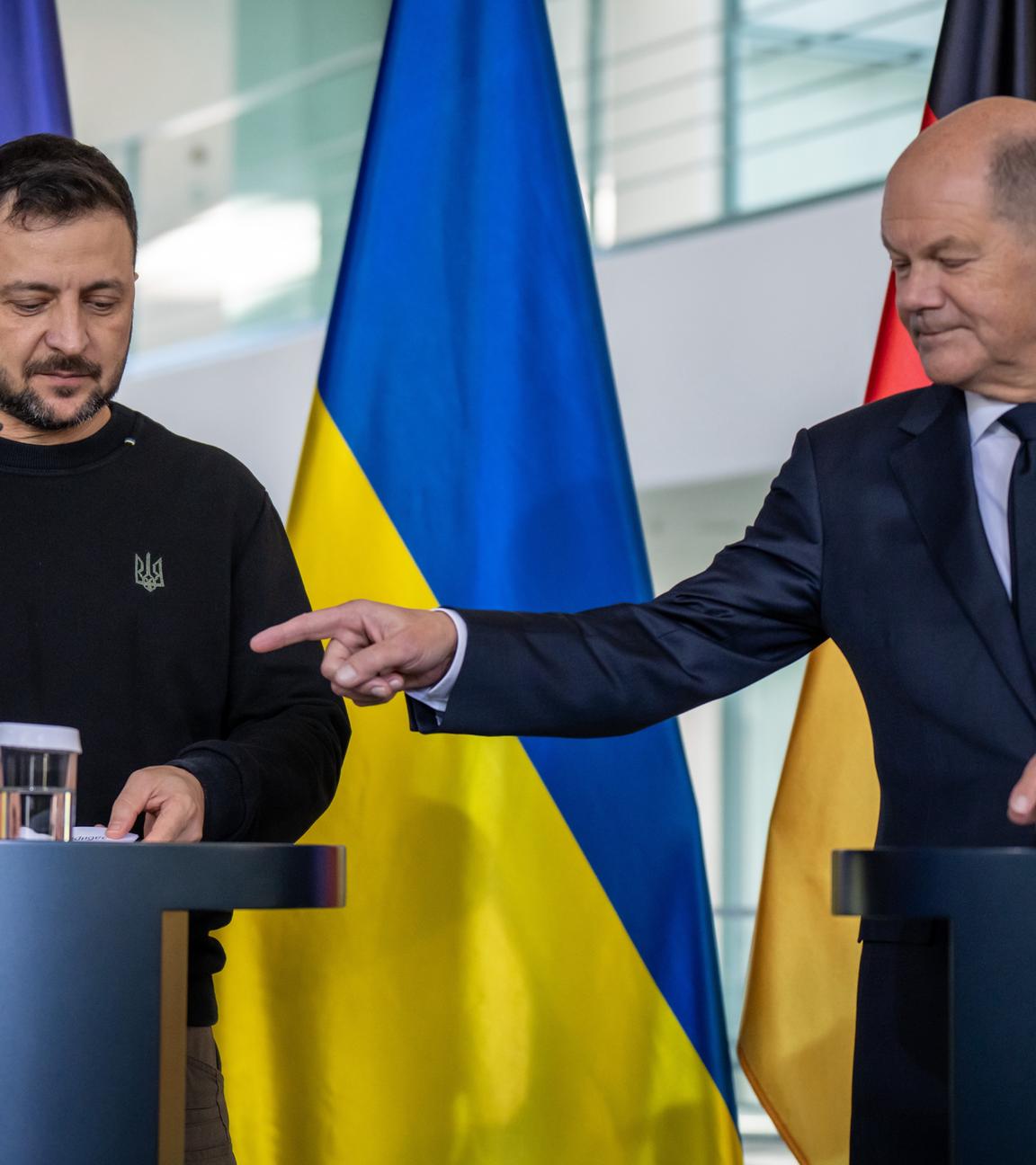 Bundeskanzler Olaf Scholz (SPD), begrüßt Wolodymyr Selenskyj (l), Präsident der Ukraine, vor dem Bundeskanzleramt.