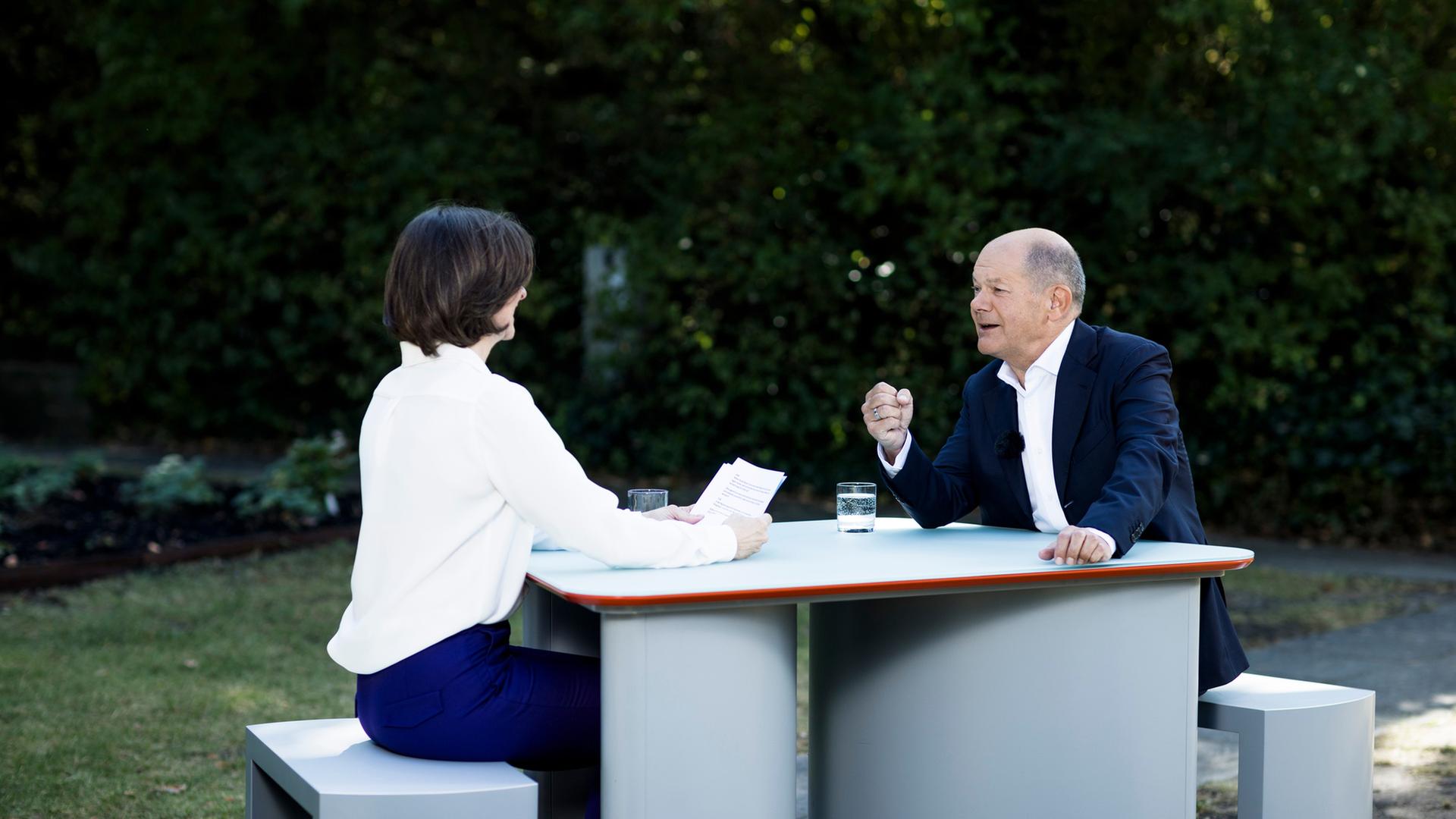 Brandenburg, Caputh: Diana Zimmermann, Leiterin des ZDF-Hauptstadtstudios, spricht mit Bundeskanzler Olaf Scholz beim ZDF-Sommerinterview vor dem Einstein-Haus.