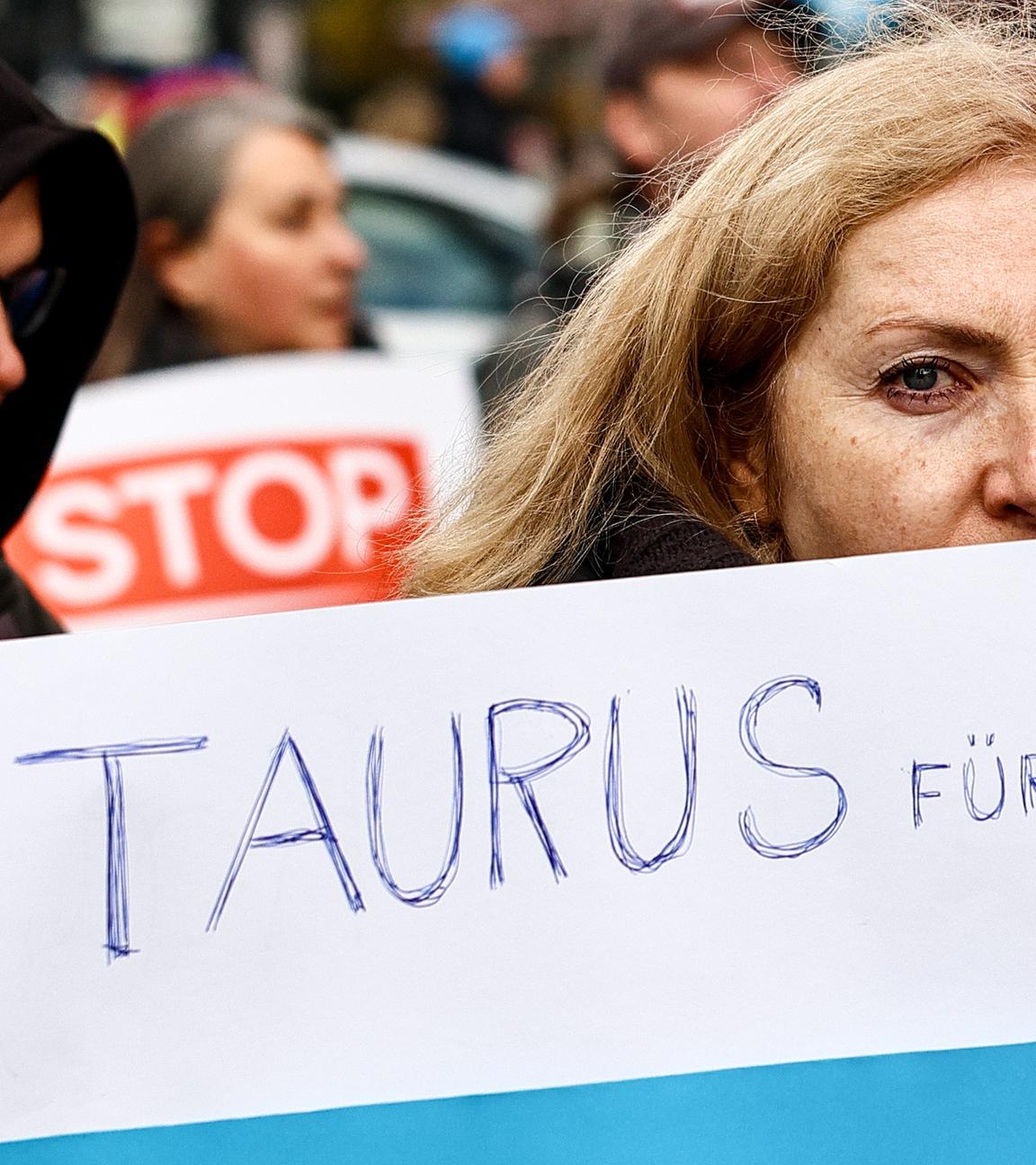 Eine Frau hält auf einer Antikriegsdemonstration in Berlin ein Plakat mit der Aufschrift "Taurus für die Ukraine".