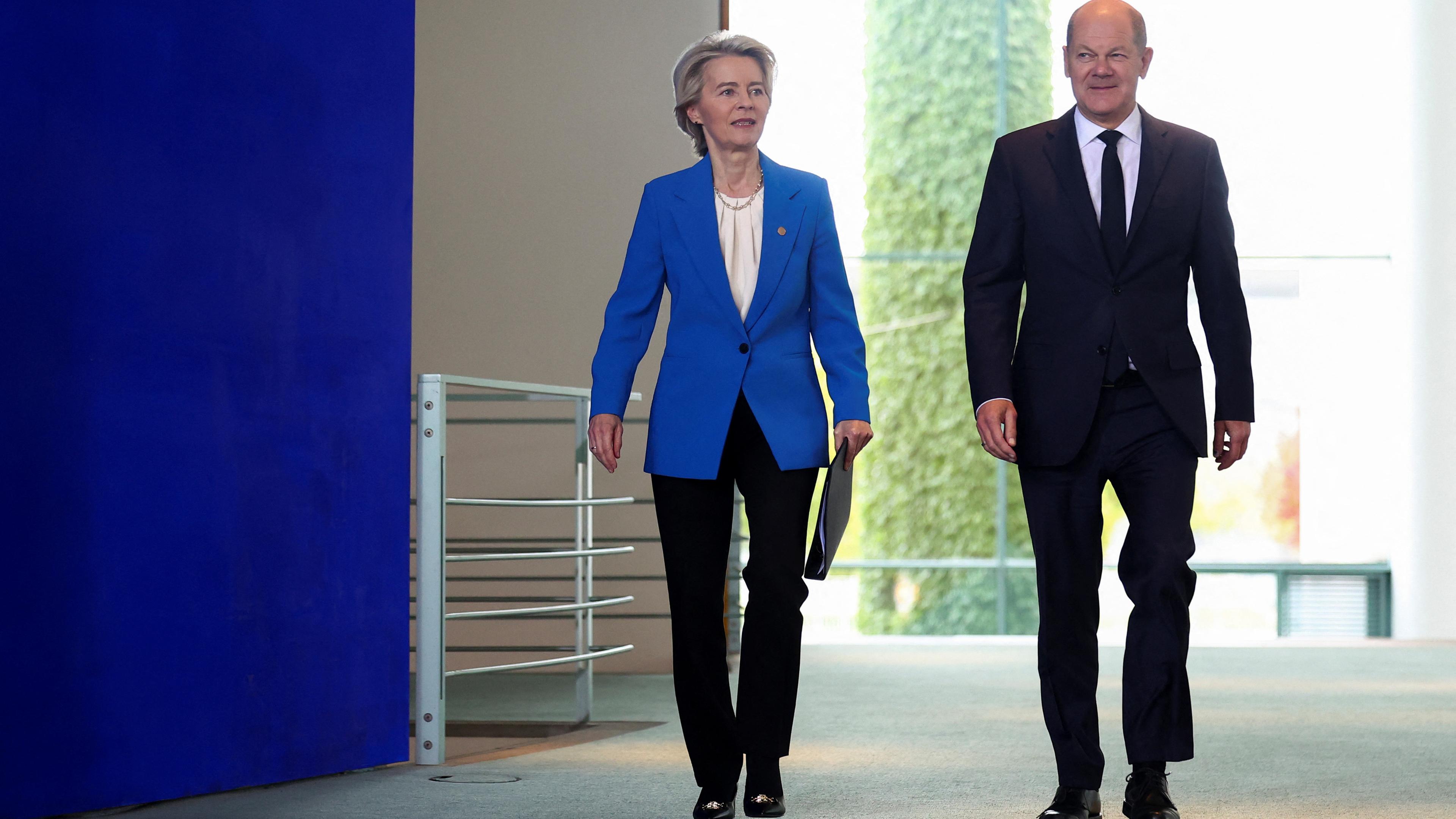 Olaf Scholz und Ursula von der Leyen auf dem Weg zur Pressekonferenz