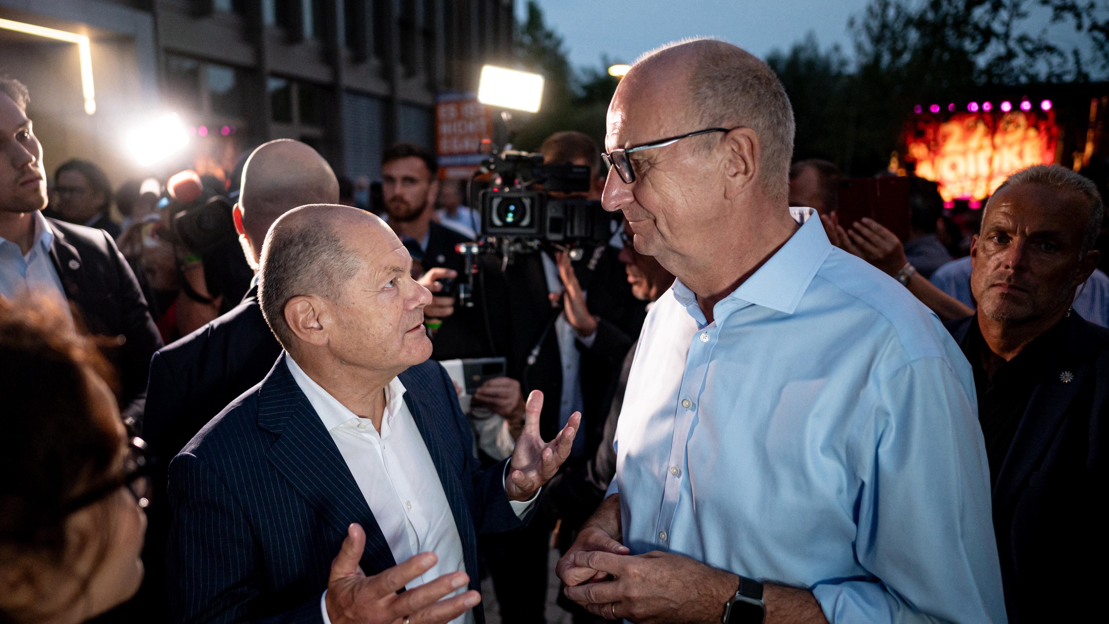 Dietmar Woidke begrüßt Bundeskanzler Olaf Scholz auf dem SPD Sommerfest in Potsdam.