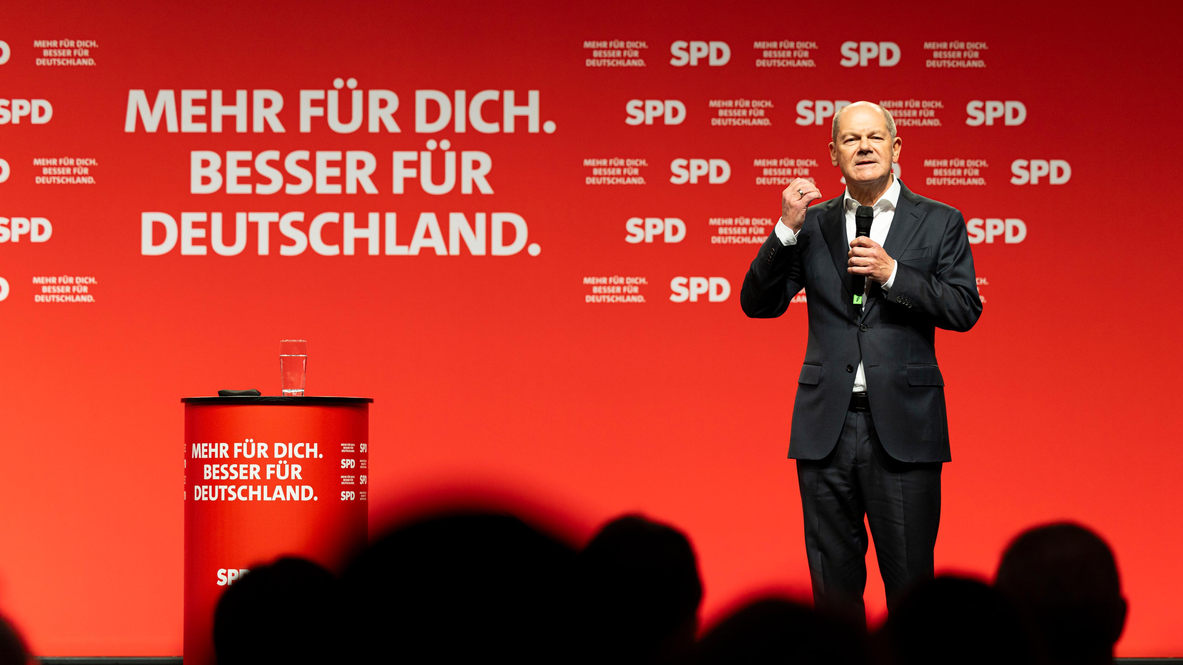 Wolfsburg: Olaf Scholz (SPD), Bundeskanzler und Kanzlerkandidat seiner Partei, spricht bei einer Wahlkampf-Veranstaltung im CongressPark Wolfsburg