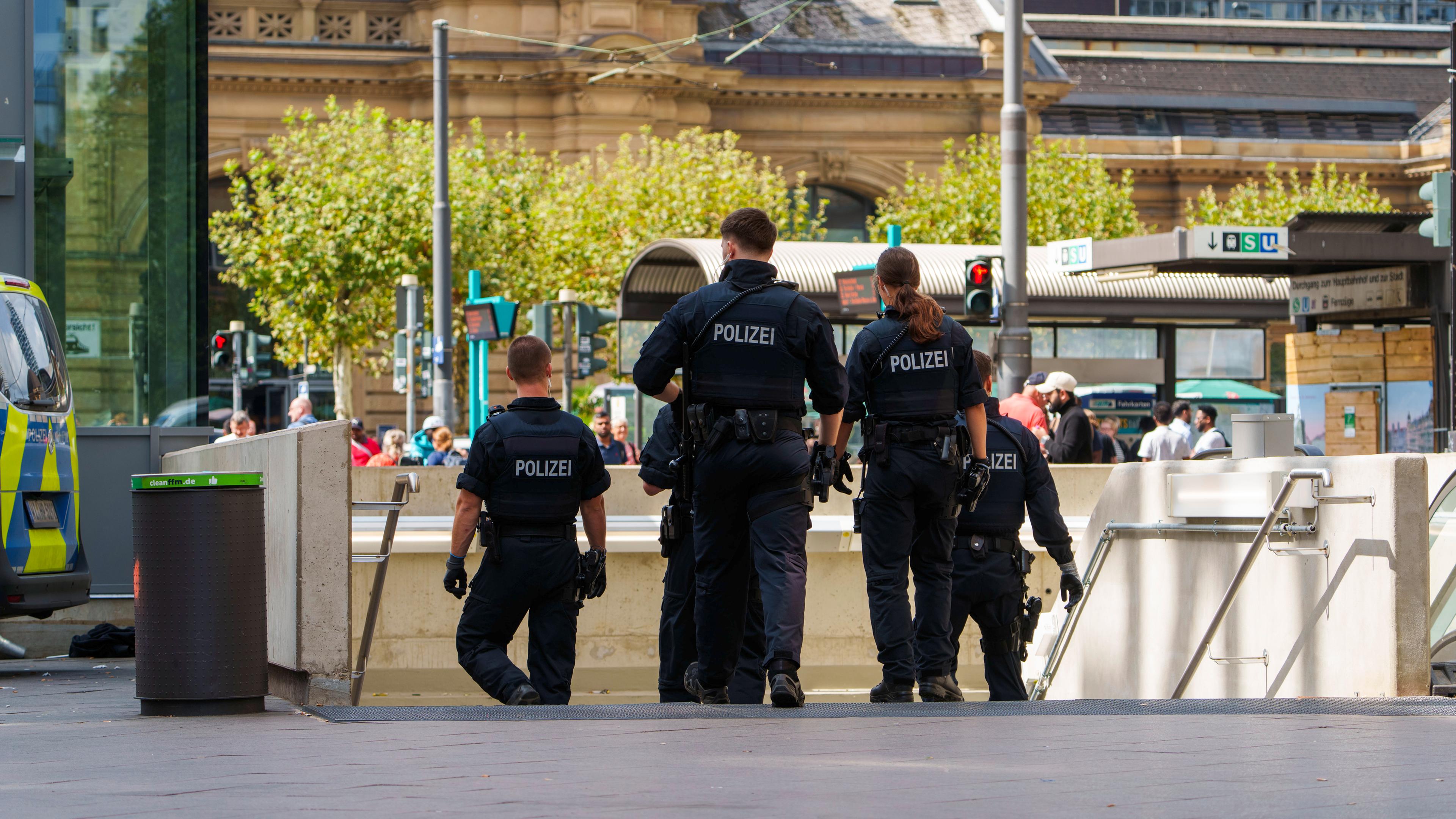 Hessen, Frankfurt/Main: Polizeikräfte gehen in die Tiefebene des Hauptbahnhofs.