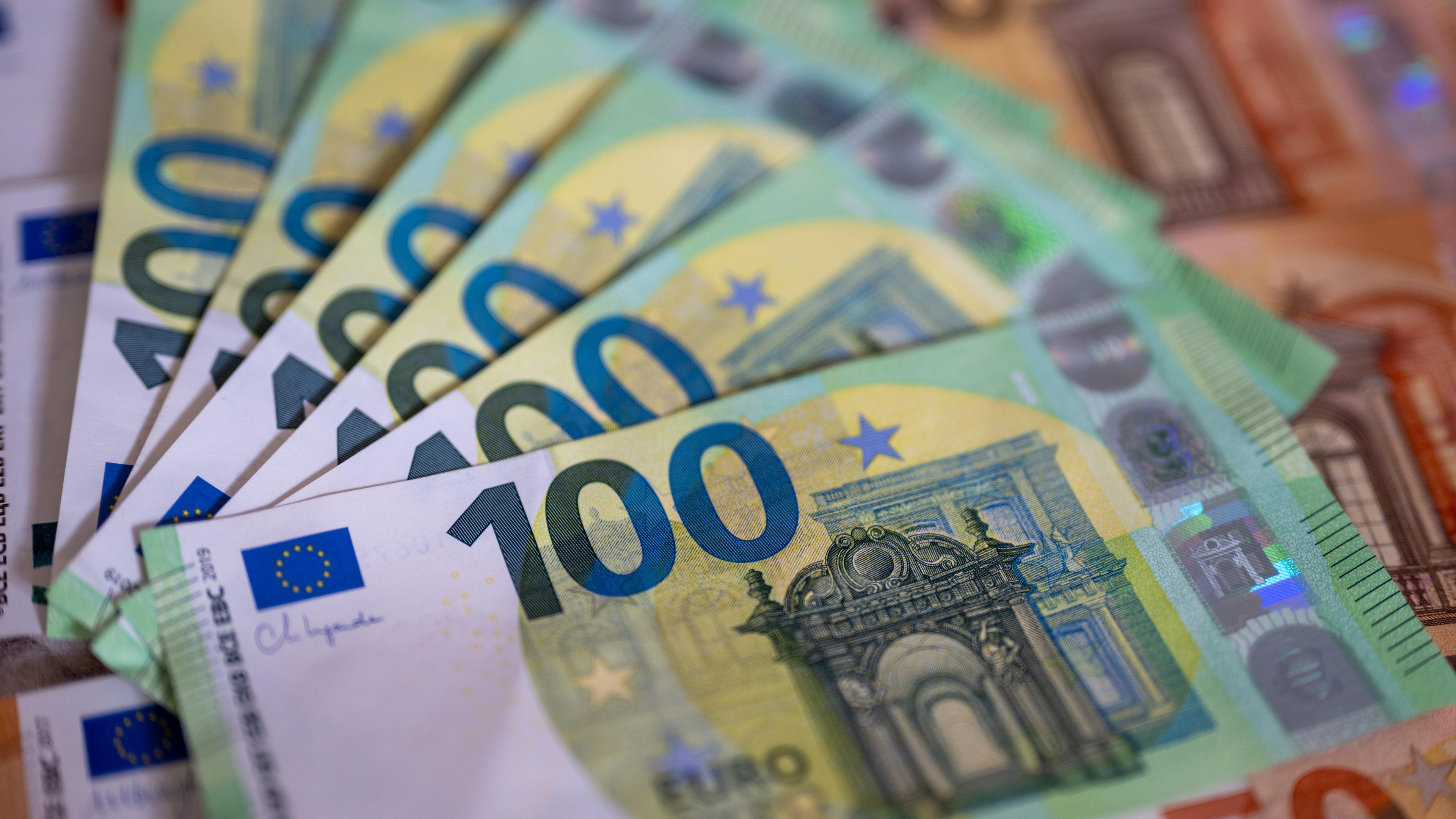 Berlin: Geldscheine mit dem Wert von 100 und 50 Euro liegen auf einem Tisch. 