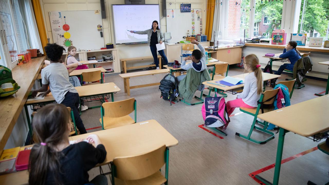 Lehrer: Noch Monate Einschränkung an Schulen