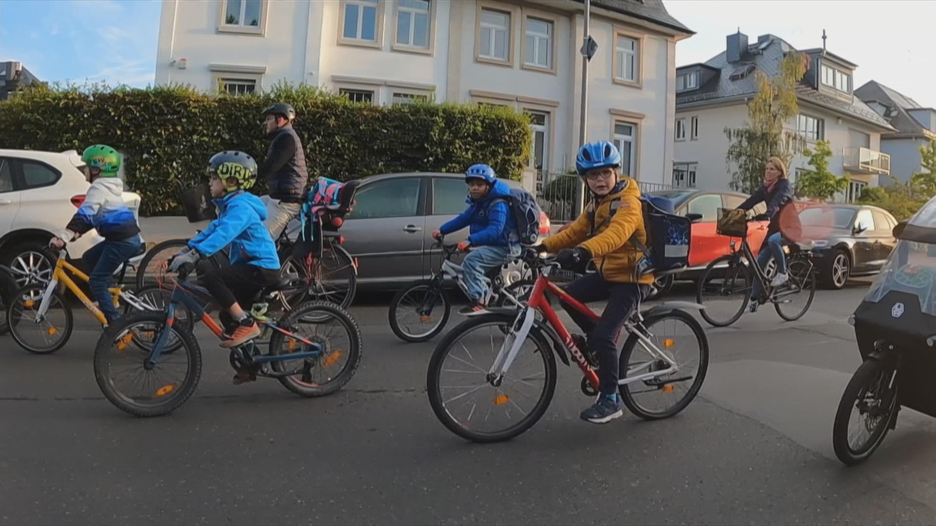 Kinder auf dem Fahrrad