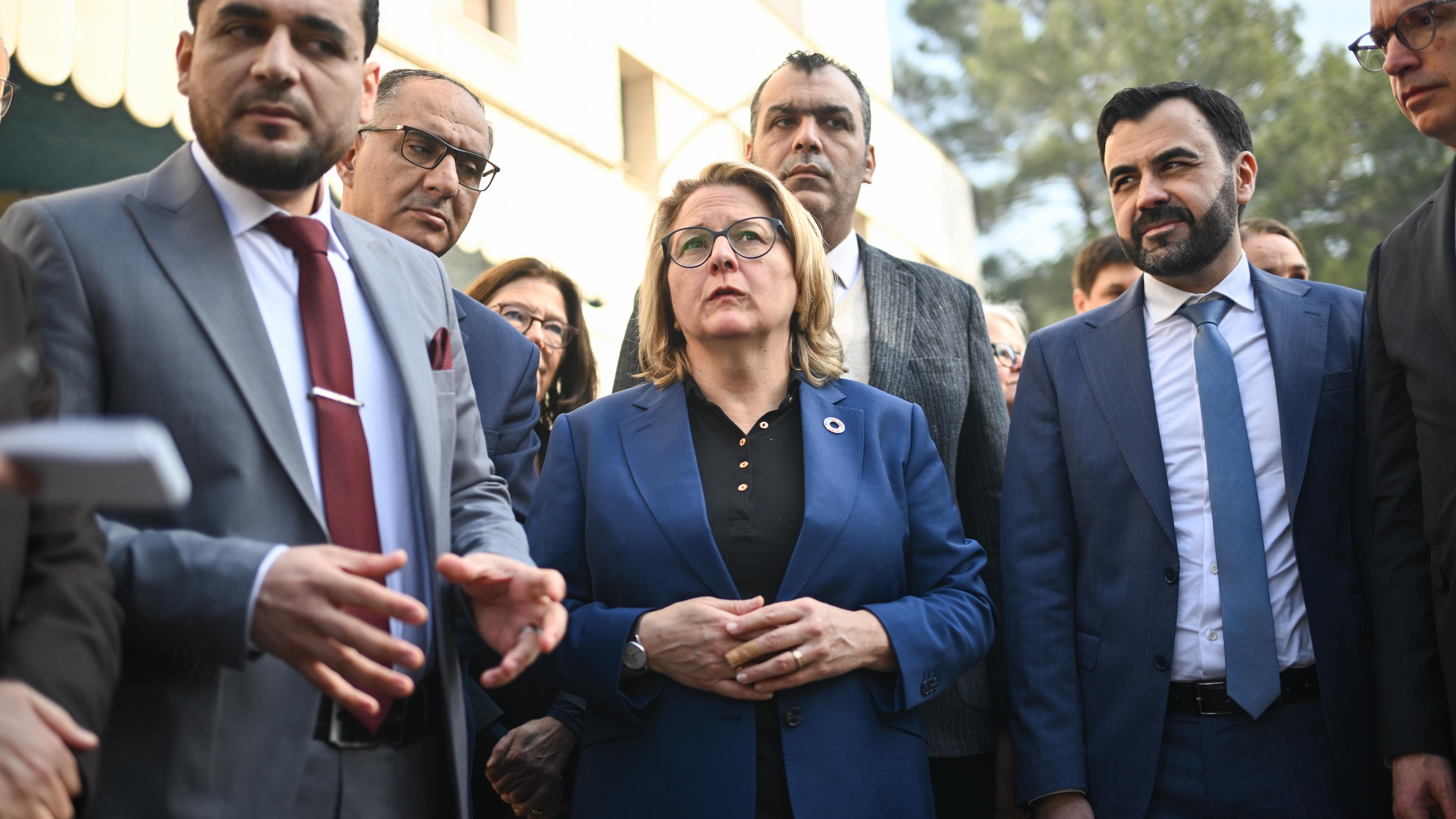 Syrien, Damaskus: Svenja Schulze (SPD), Bundesministerin für wirtschaftliche Zusammenarbeit und Entwicklung, steht im Damascus Hospital während eines Besuchs in Syrien neben Iyad Durmus (r), Augenarzt und Geschäftsführer der NGO Daylight for all.