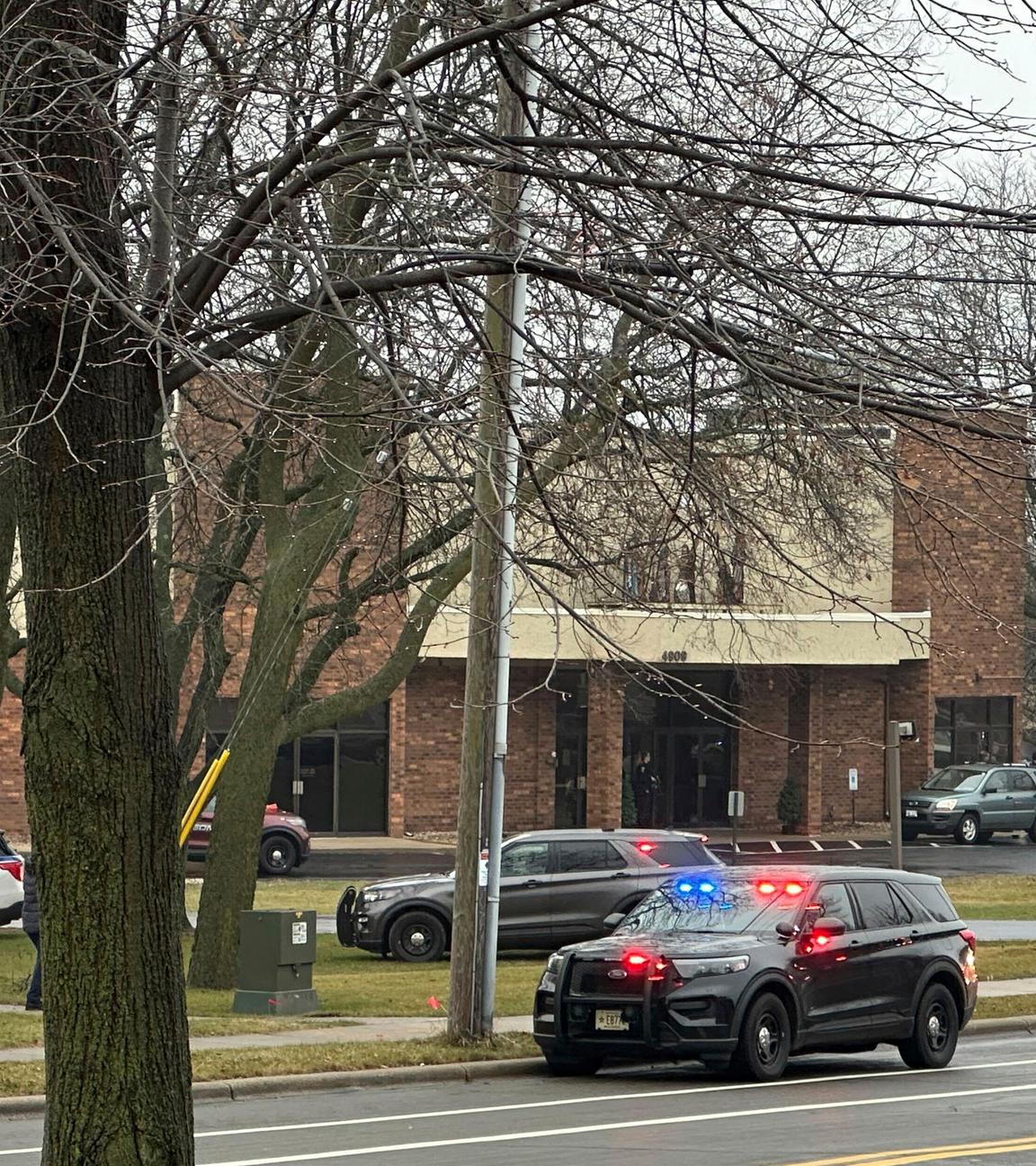 Rettungsfahrzeuge stehen vor der Abundant Life Christian School.