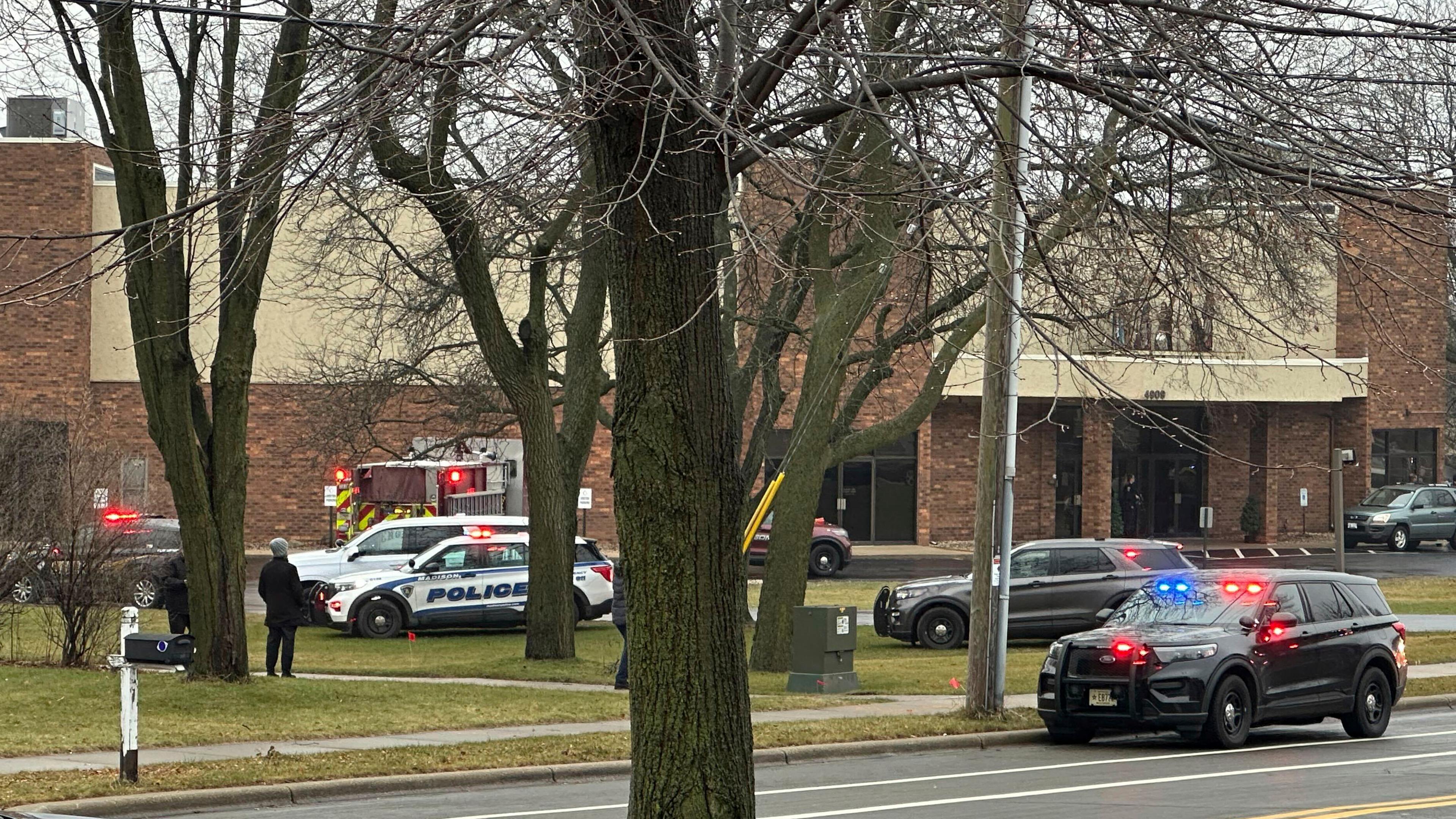 Rettungsfahrzeuge stehen vor der Abundant Life Christian School.