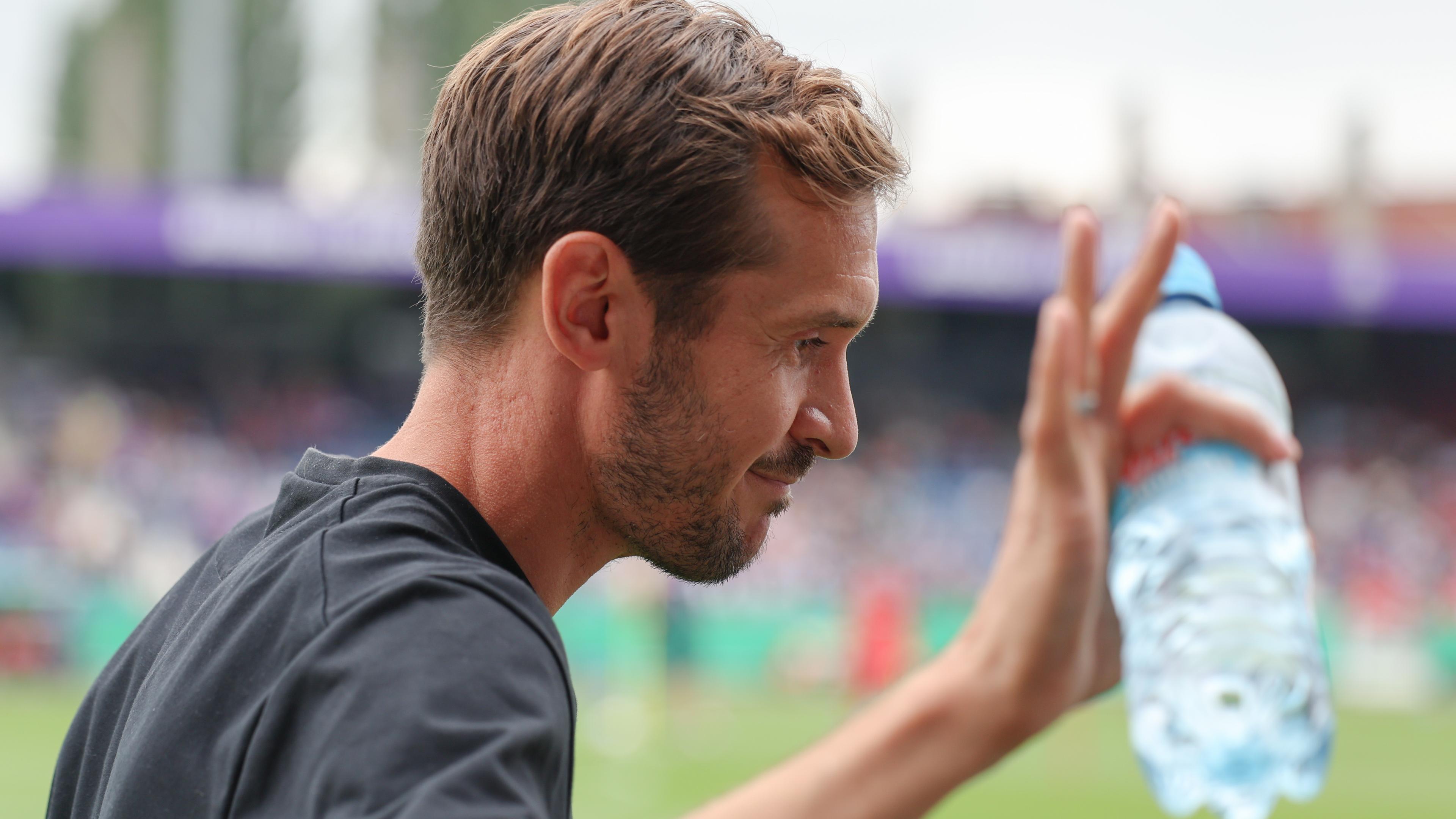 DFB-Pokal, VfL Osnabrück - SC Freiburg, 1. Runde im Stadion an der Bremer Brücke. Freiburgs Trainer Julian Schuster winkt mit einer Wasserflasche in der Hand