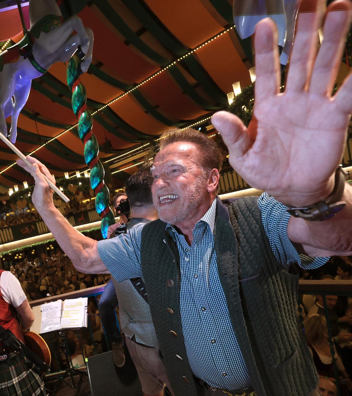 Arnold Schwarzenegger dirigiert beim Oktoberfest