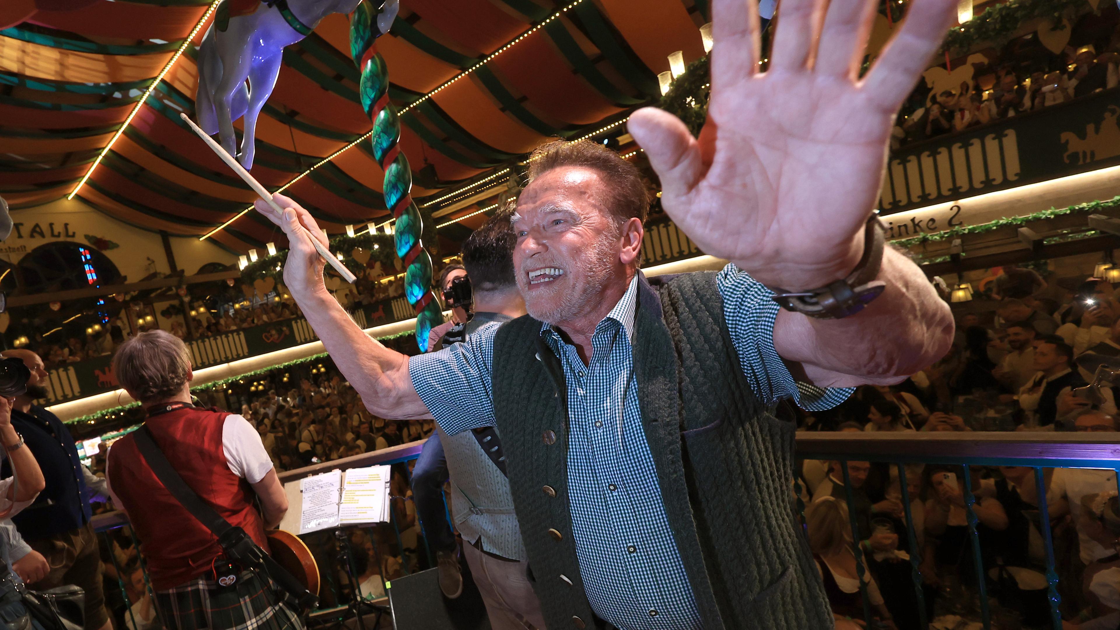 Arnold Schwarzenegger dirigiert beim Oktoberfest