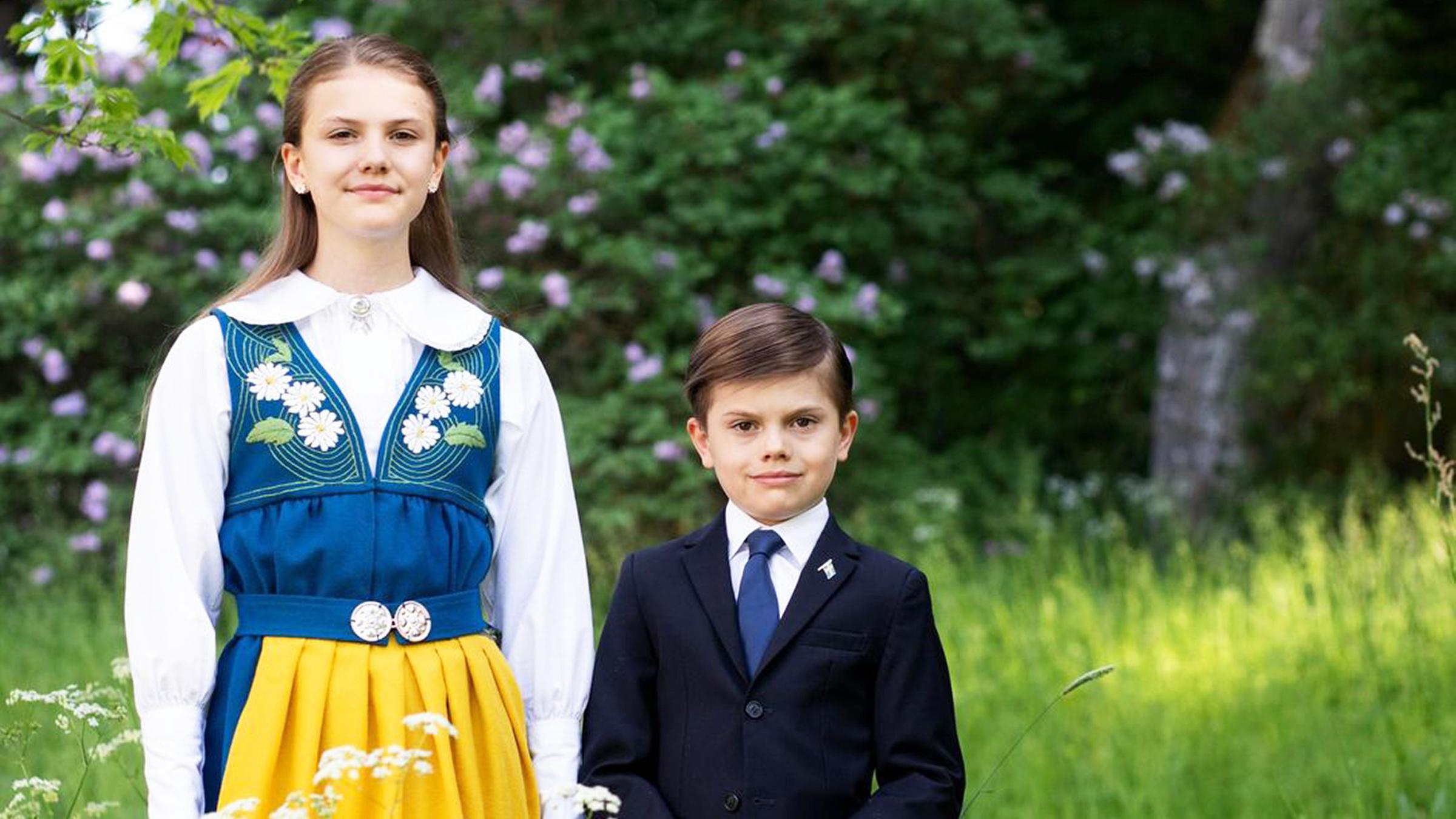 Zum Nationalfeiertag postet das Königshaus dieses süße Foto von Prinzessin Estelle und Prinz Oscar. Später werden sie den Schweden zuwinken, vielleicht auch mit einem Lächeln. (06.06.2024)