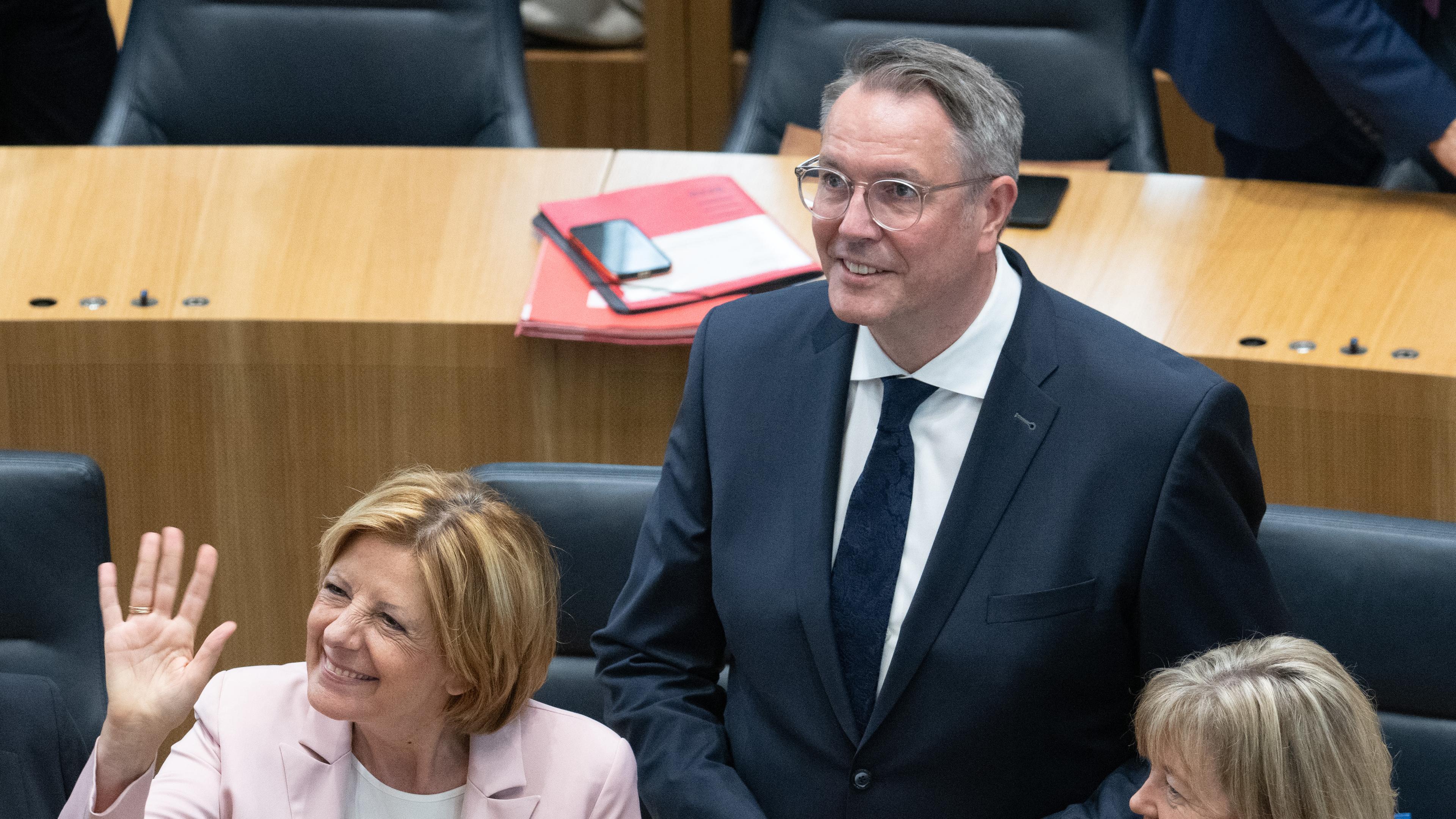 Alexander Schweitzer und Malu Dreyer blicken im Landtag nach oben