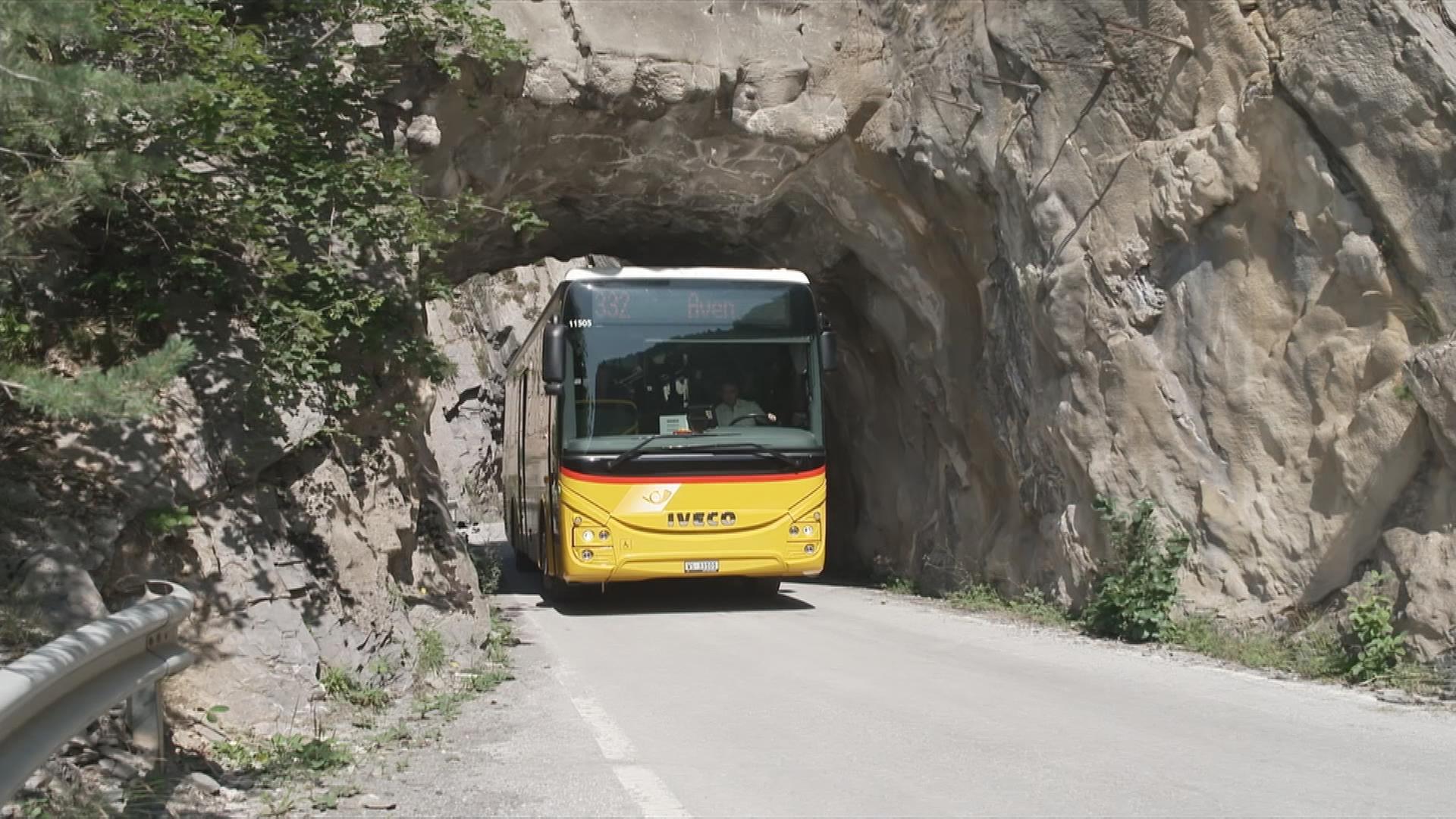 Ein Bus, der aus einem engen Tunnel fährt