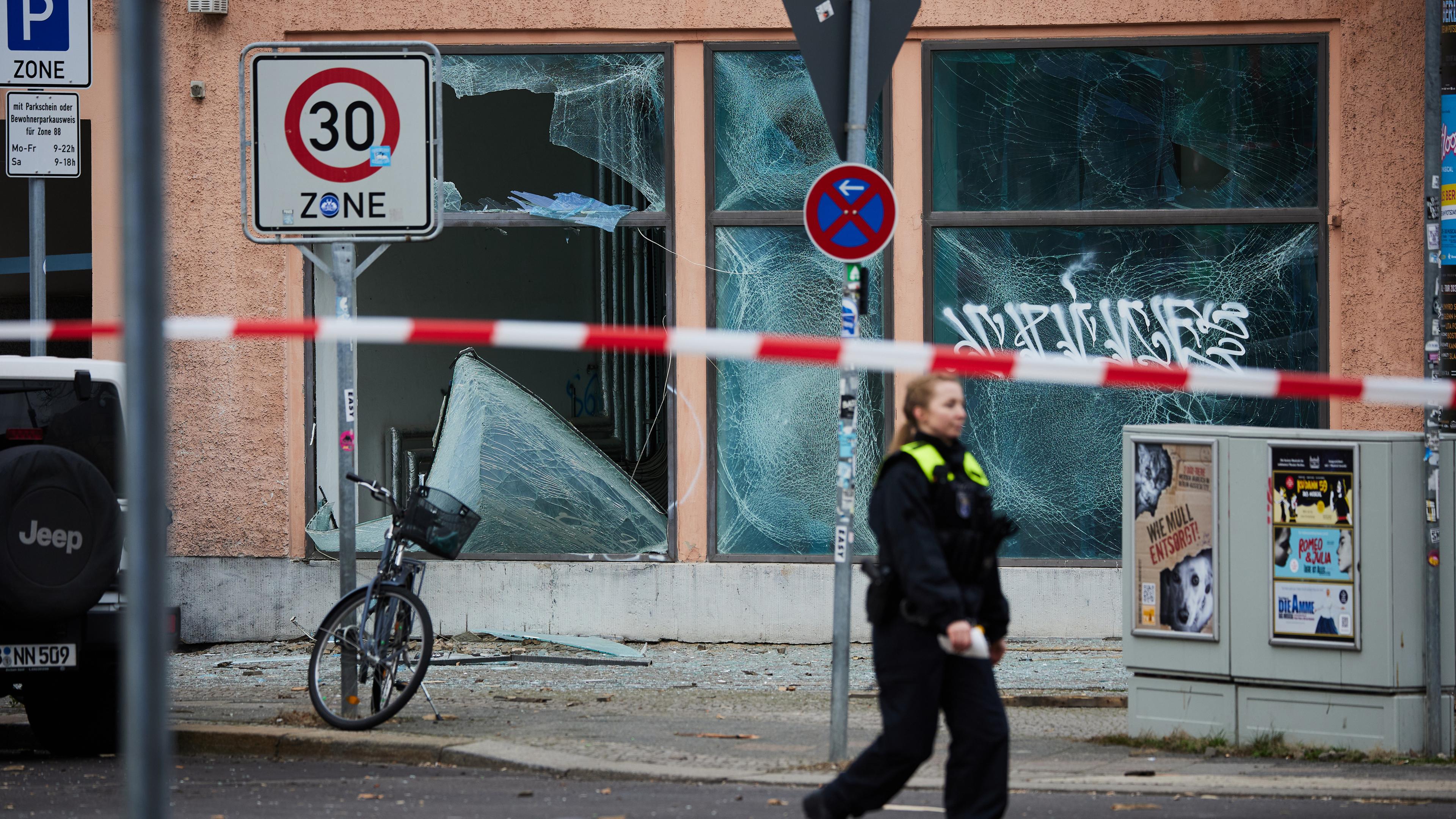 Berlin: Durch die Explosion einer mutmaßlichen Kugelbombe sind zahlreiche Fensterscheiben in der Vorbergstraße im Stadtteil Schöneberg zu Bruch gegangen.