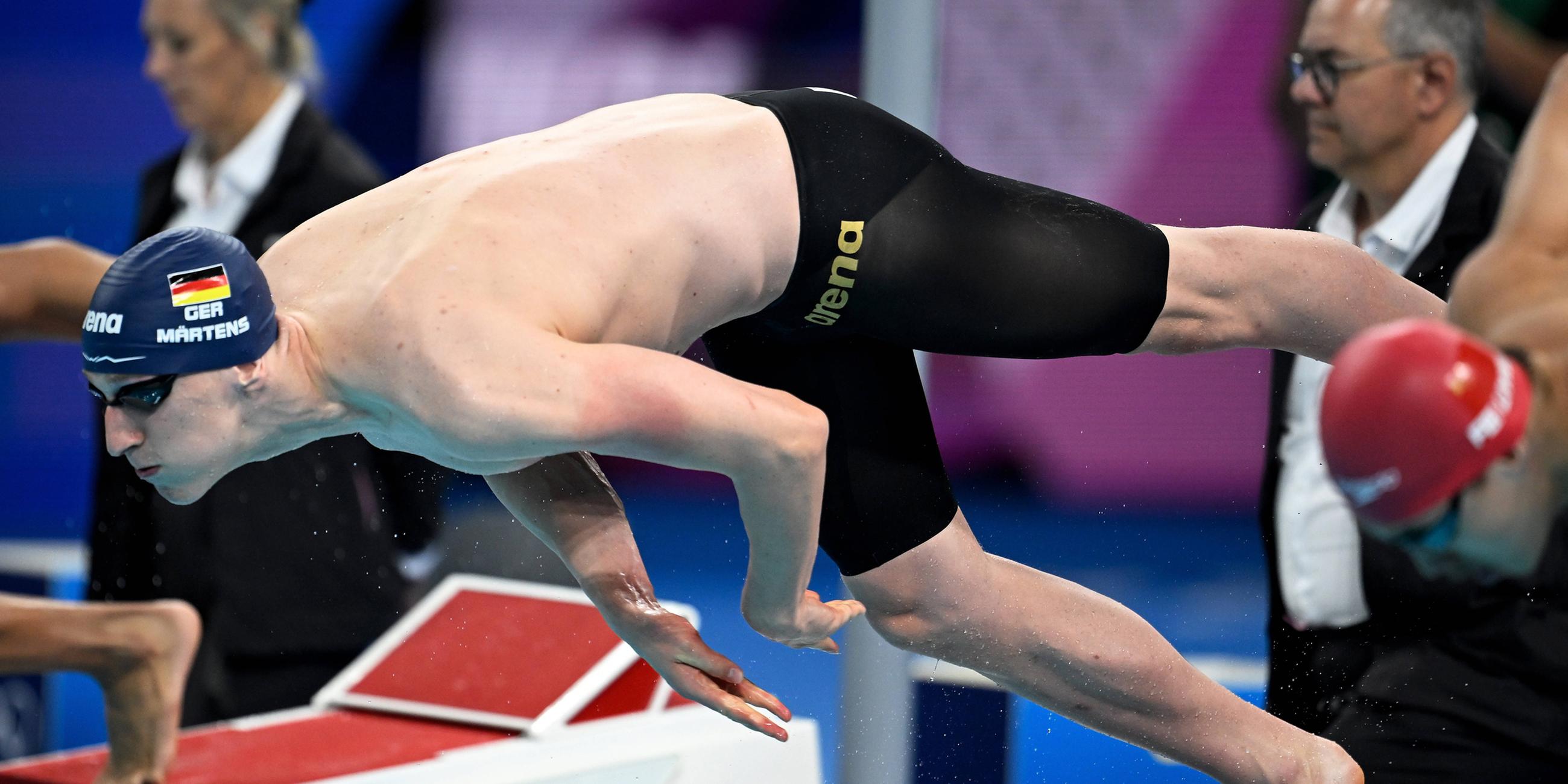 Lukas Märtens aus Deutschland startet in seinem Lauf über 400 Meter Freistil der Männer bei den Olympischen Sommerspielen 2024.