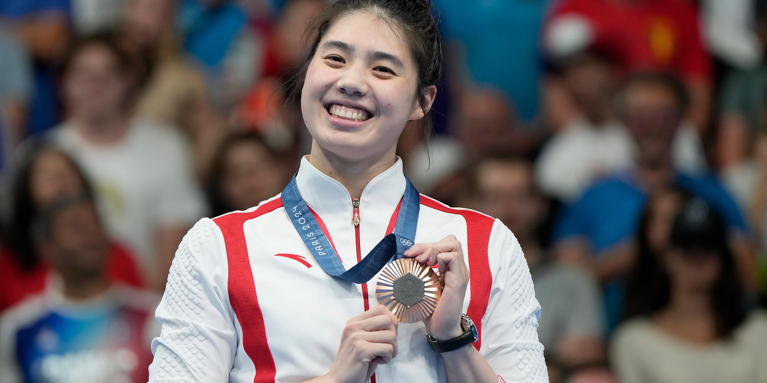 Yufei Zhang aus China posiert mit ihrer Bronzemedaille.