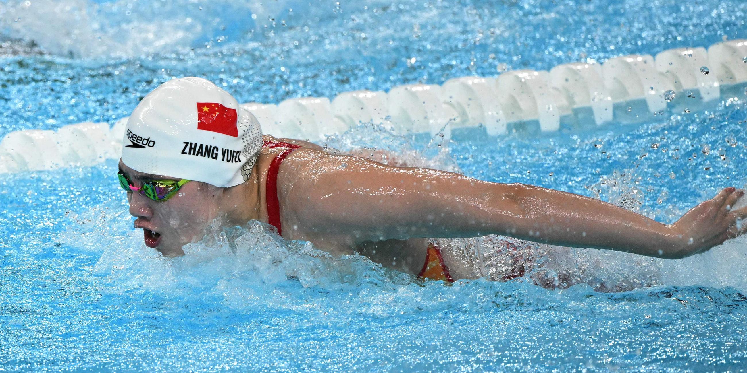 Die Chinesin Zhang Yufei nimmt an einem Halbfinale des Schwimmwettbewerbs über 100 m Schmetterling der Frauen teil.