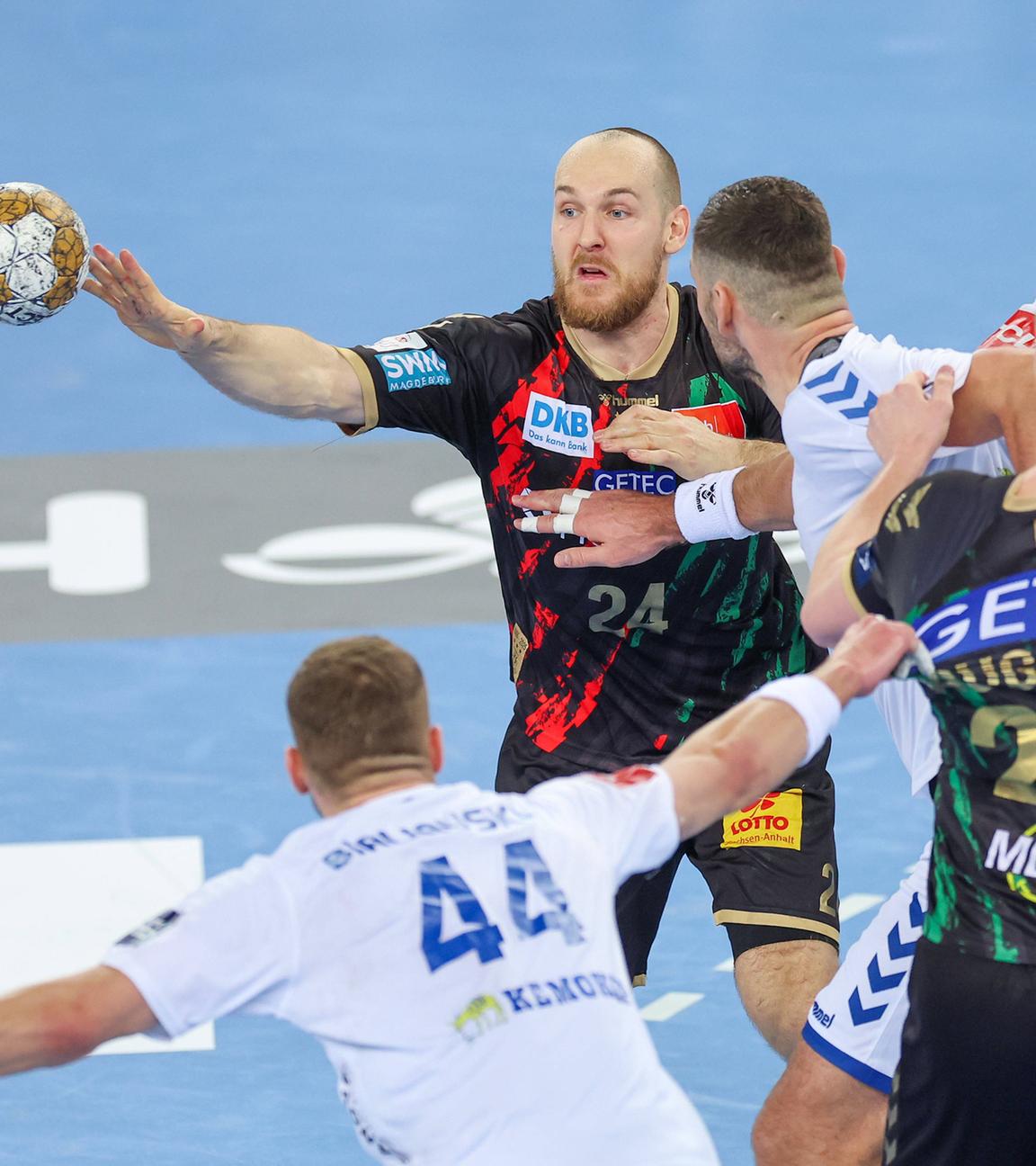 HC Zagreb - SC Magdeburg, Handball, Champions League: Christian O'Sullivan (Magdeburg) wird von der Abwehr gestoppt.