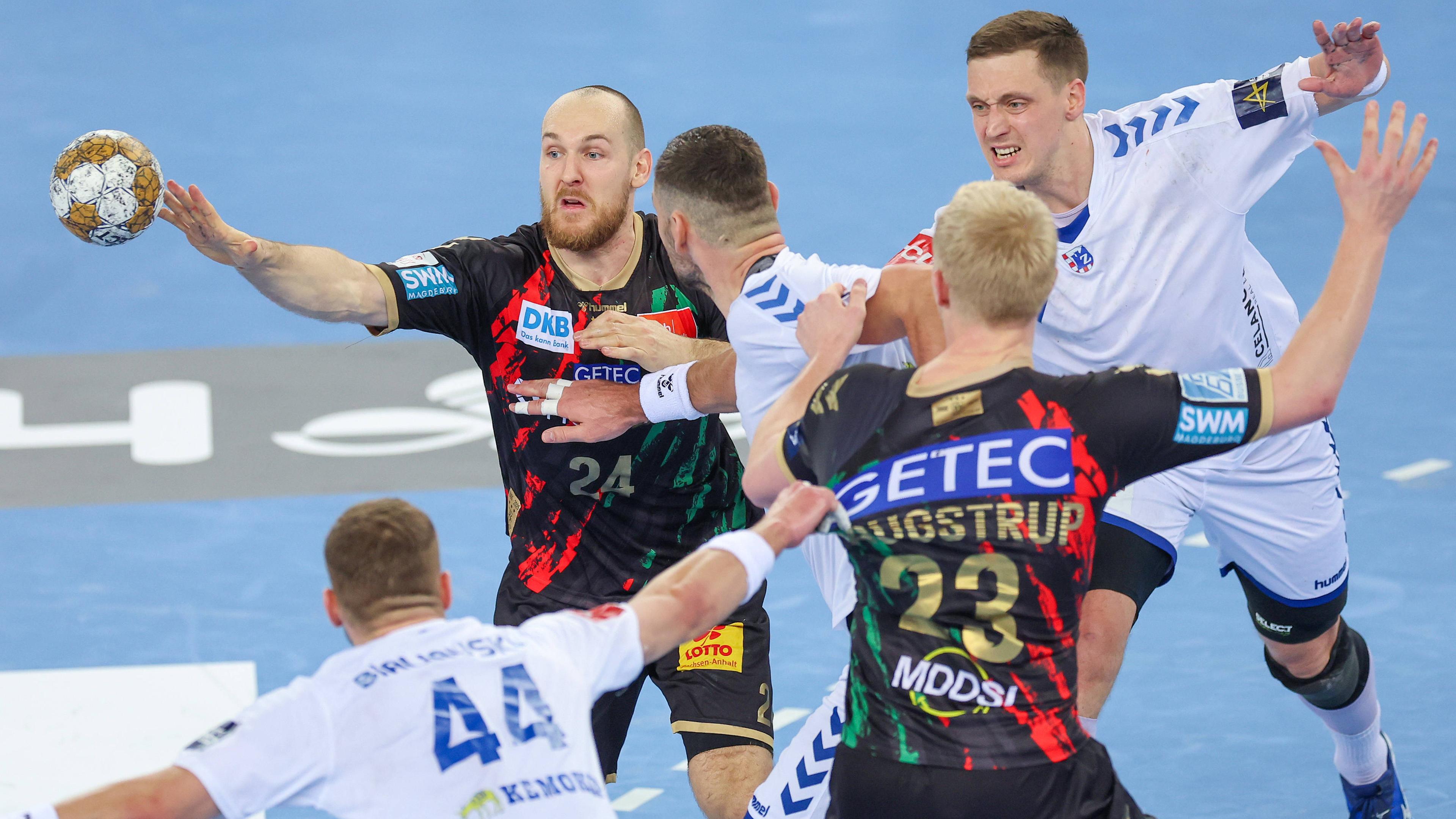 HC Zagreb - SC Magdeburg, Handball, Champions League: Christian O'Sullivan (Magdeburg) wird von der Abwehr gestoppt.