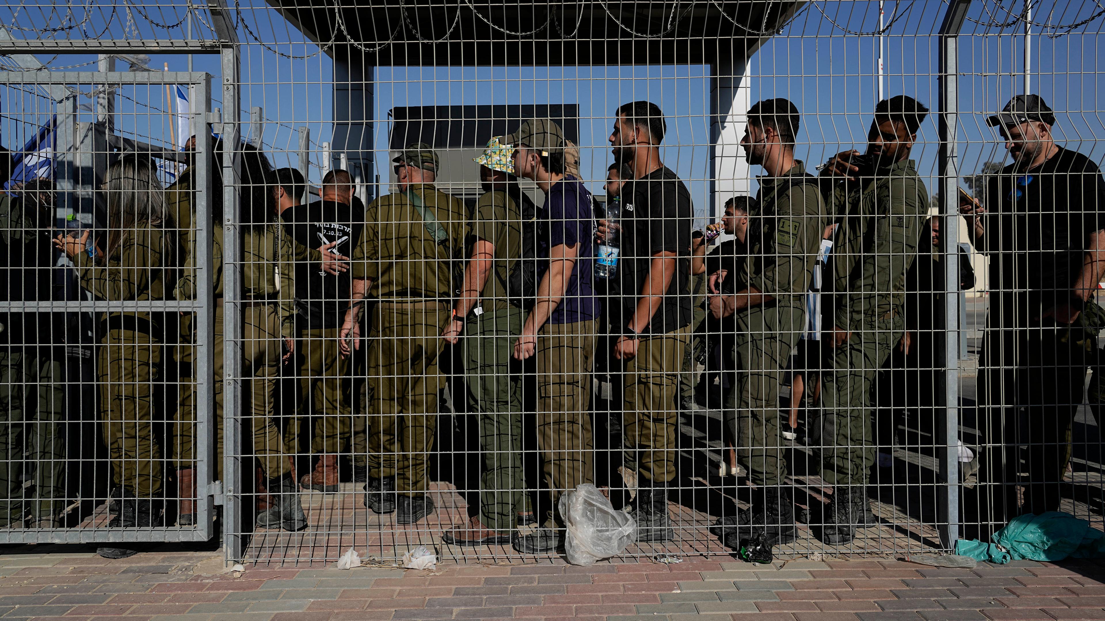 Israelische Soldaten versammeln sich am Tor des Militärstützpunkts Sde Teiman am 29.07.2024.