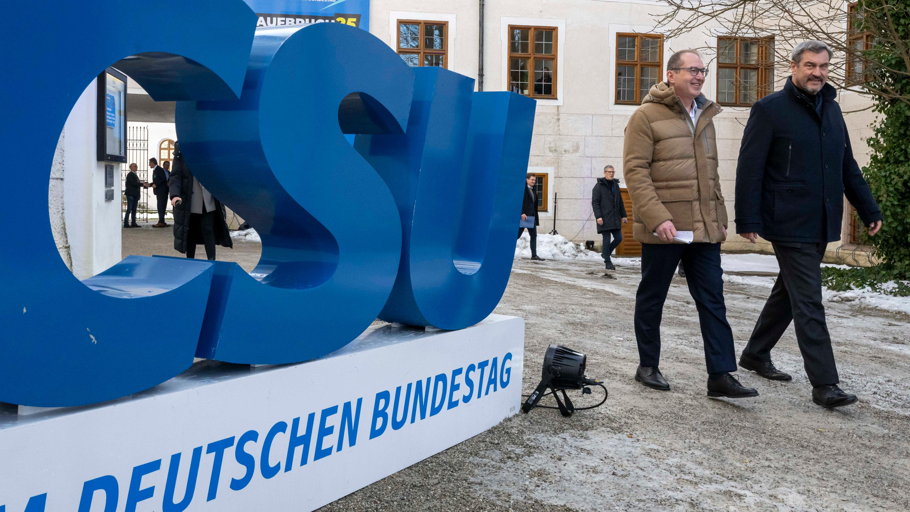 Die CSU-Politiker Markus Söder und Alexander Dobrindt gehen an einem "CSU"-Schriftzug vorbei