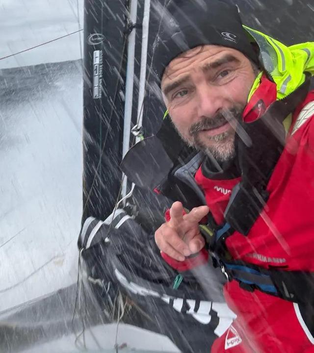 Boris Hermman auf seinem Boot, während seiner Solo-Weltumseglung.