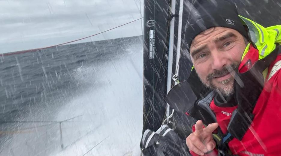 Boris Hermman auf seinem Boot, während seiner Solo-Weltumseglung.