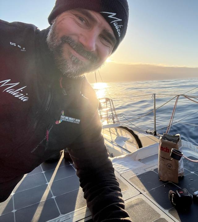 Der deutsche Skipper Boris Herrmann auf hoher See bei der Weltumsegelung Vendée Globe