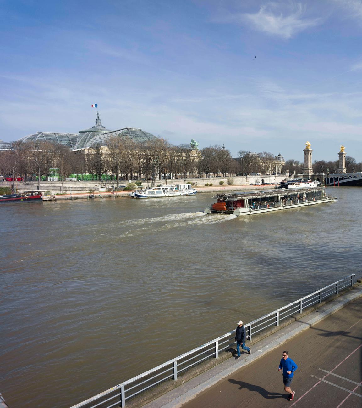 Ein Touristenboot fährt auf der Seine in Paris. Hier werden die Olympischen Spiele 2024 eröffnet.